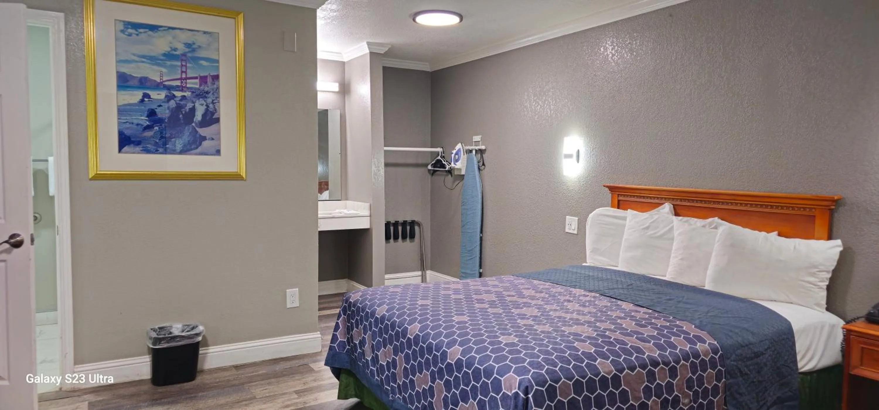 Bed in Sycamore Inn Chico University Area