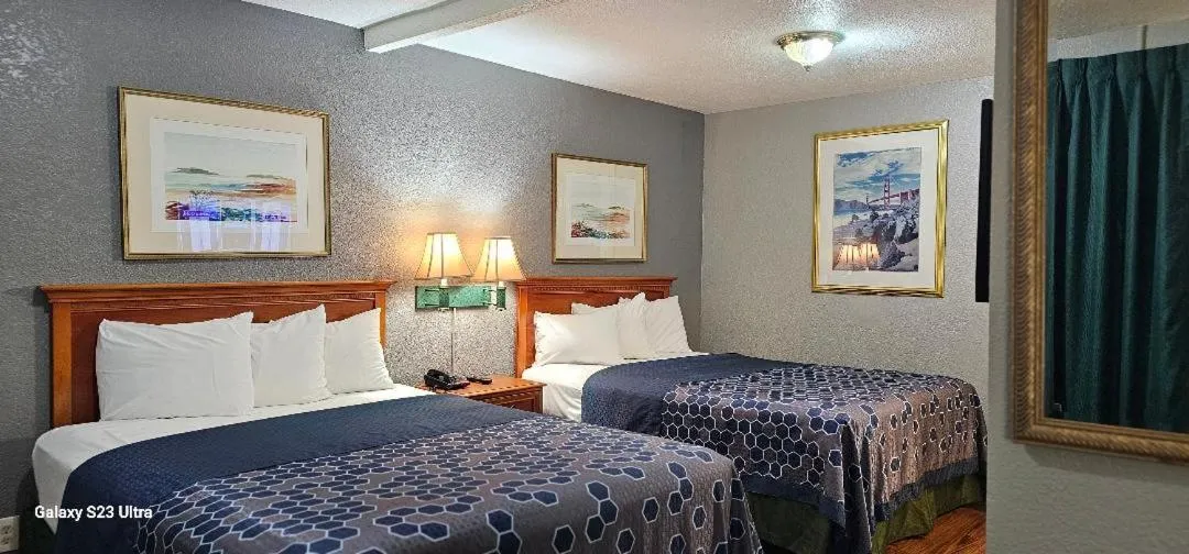 Bed in Sycamore Inn Chico University Area