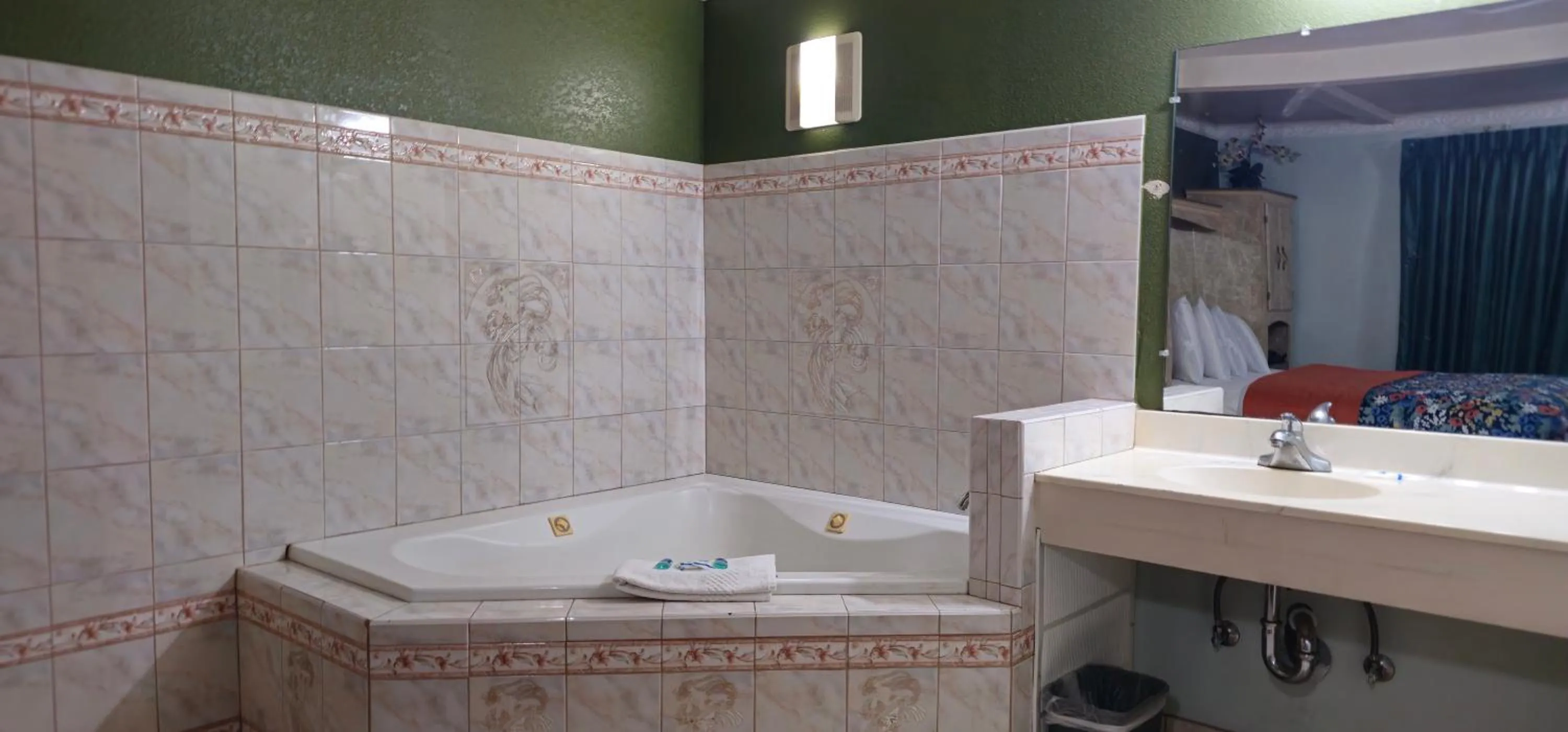 Hot Tub in Sycamore Inn Chico University Area