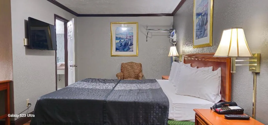 Bed in Sycamore Inn Chico University Area