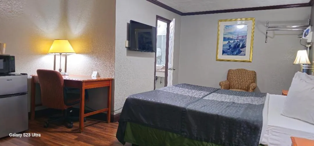 Bed in Sycamore Inn Chico University Area