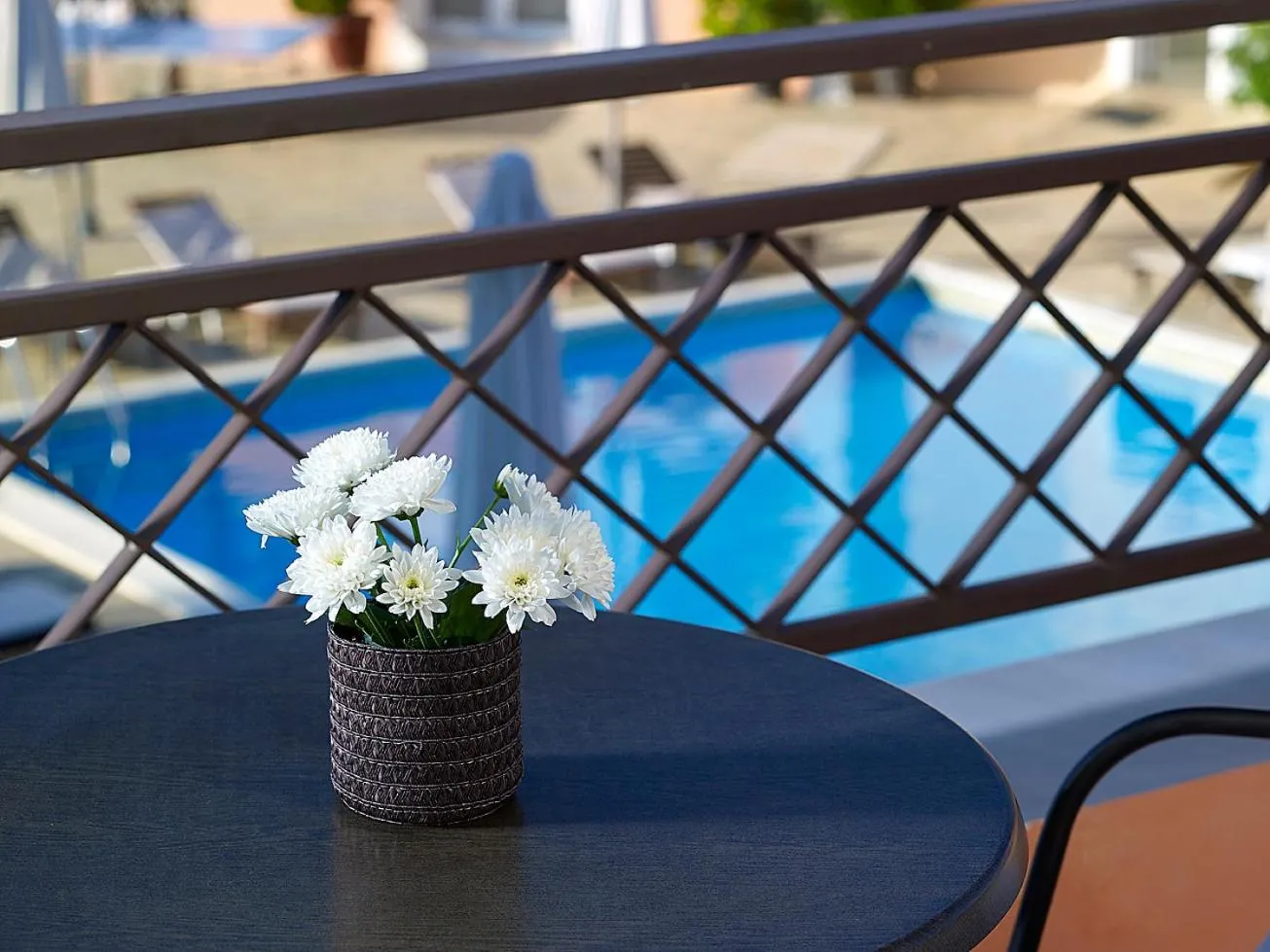 Dining area in Avantis Suites Hotel