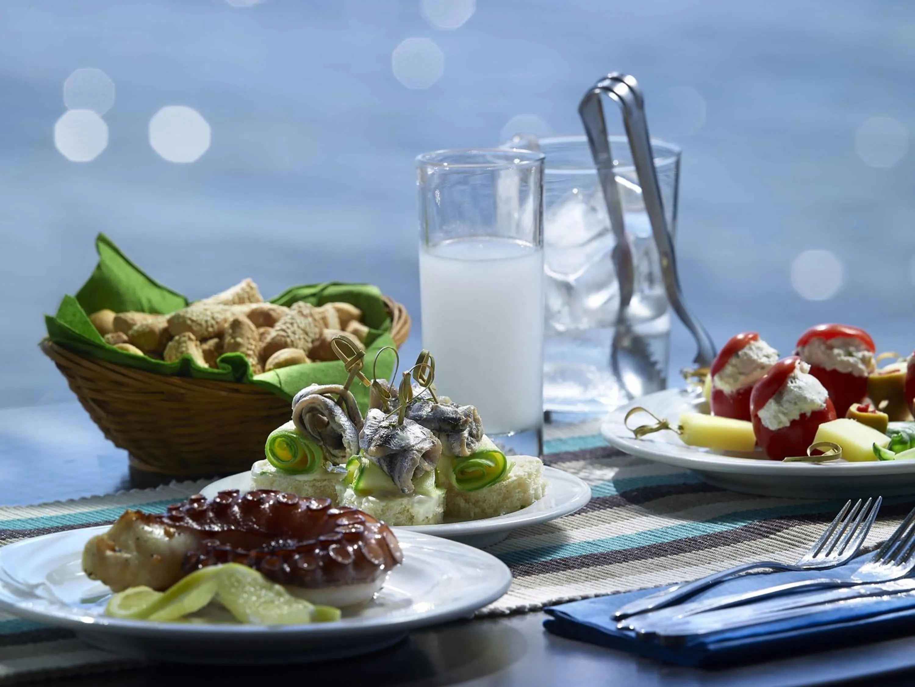 Restaurant/places to eat in Avantis Suites Hotel