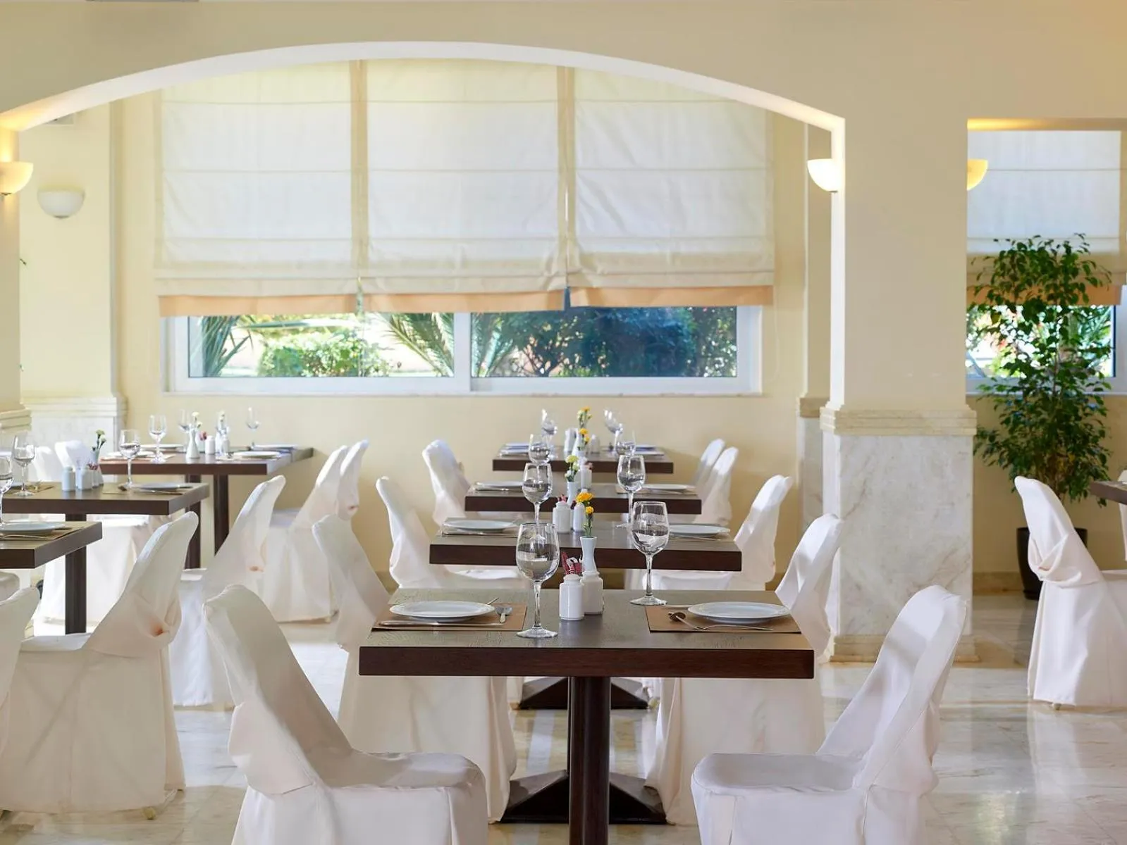 Restaurant/places to eat in Avantis Suites Hotel