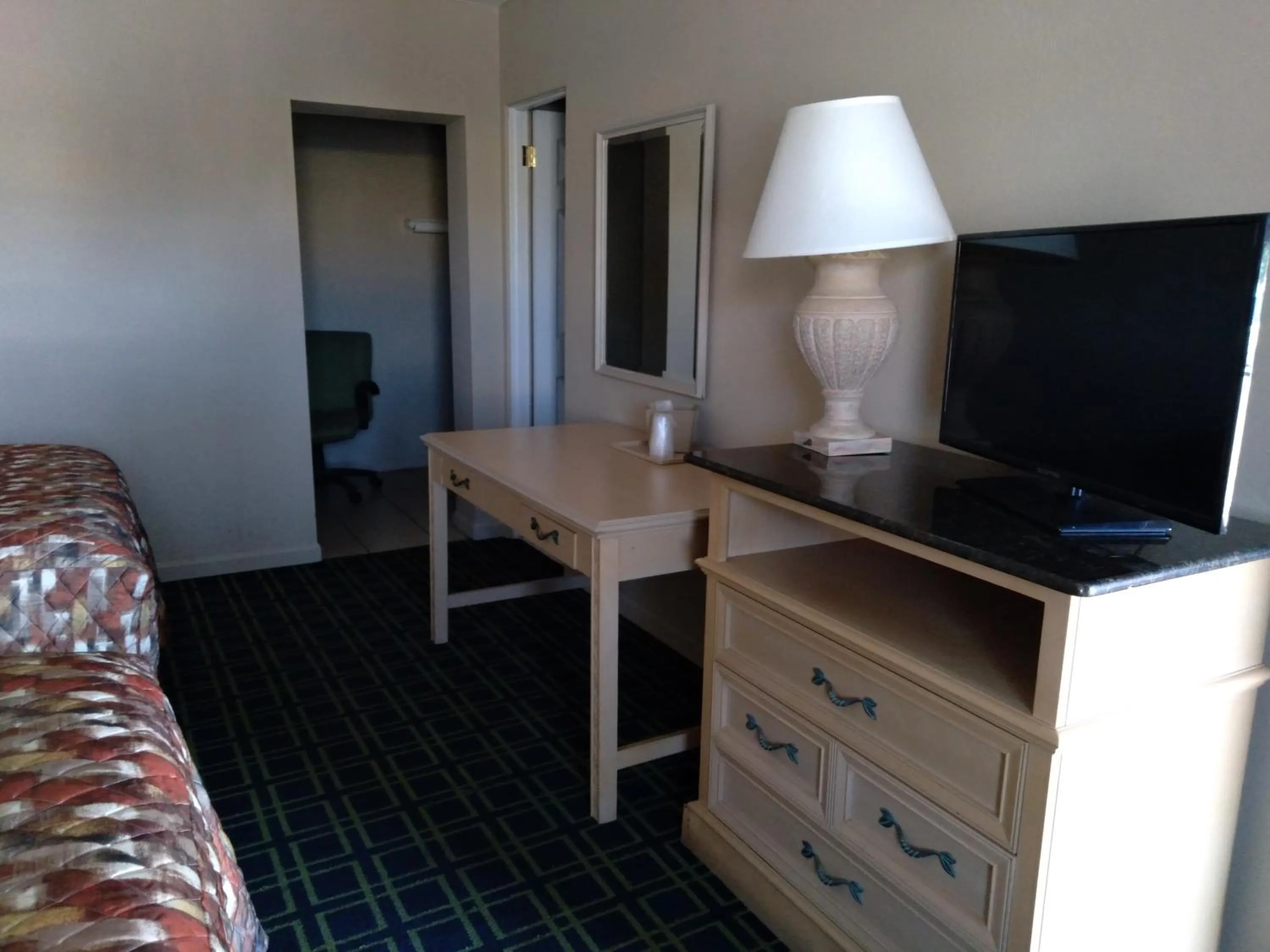 Bed in Budget Lodge Mount Dora