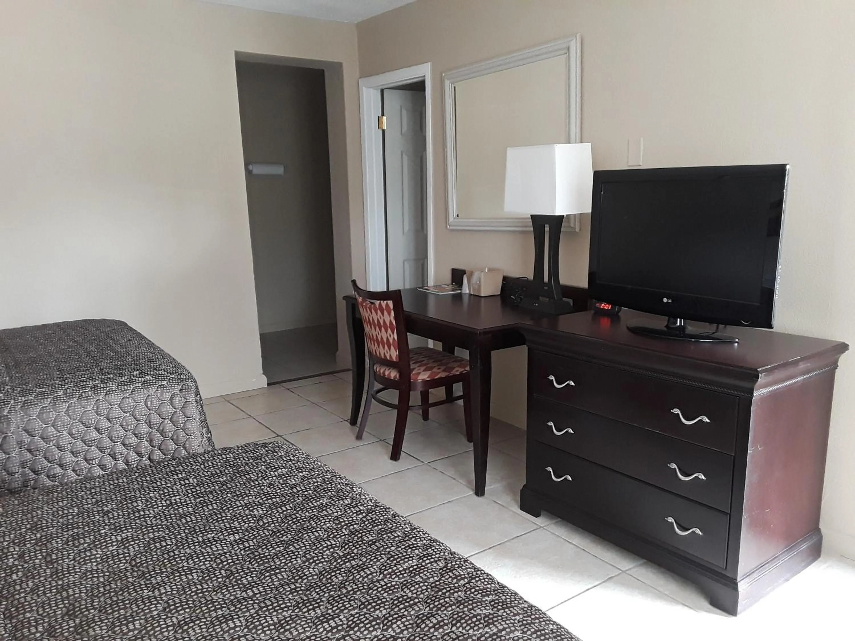 Bed in Budget Lodge Mount Dora