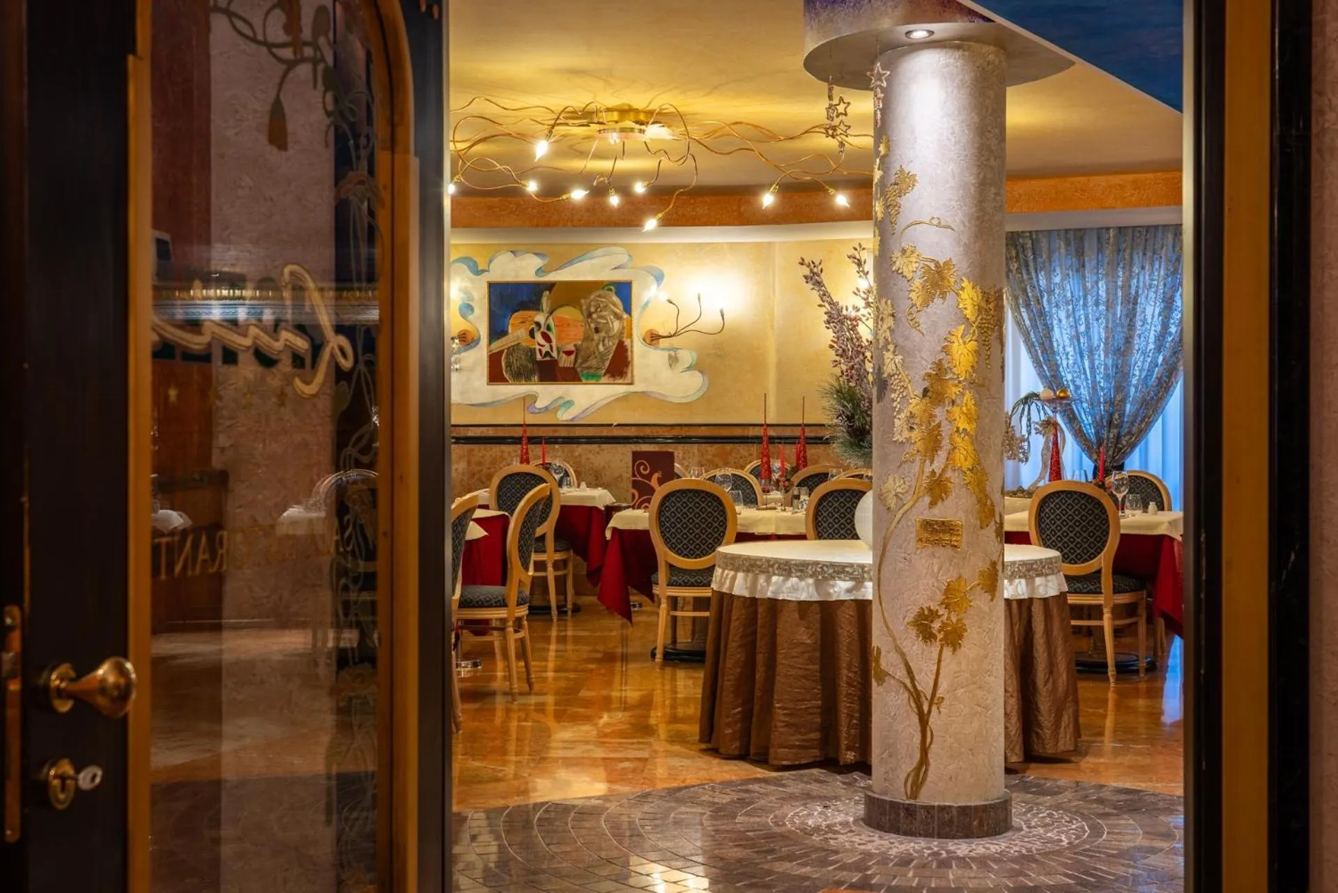 Restaurant/places to eat in Hotel Luis