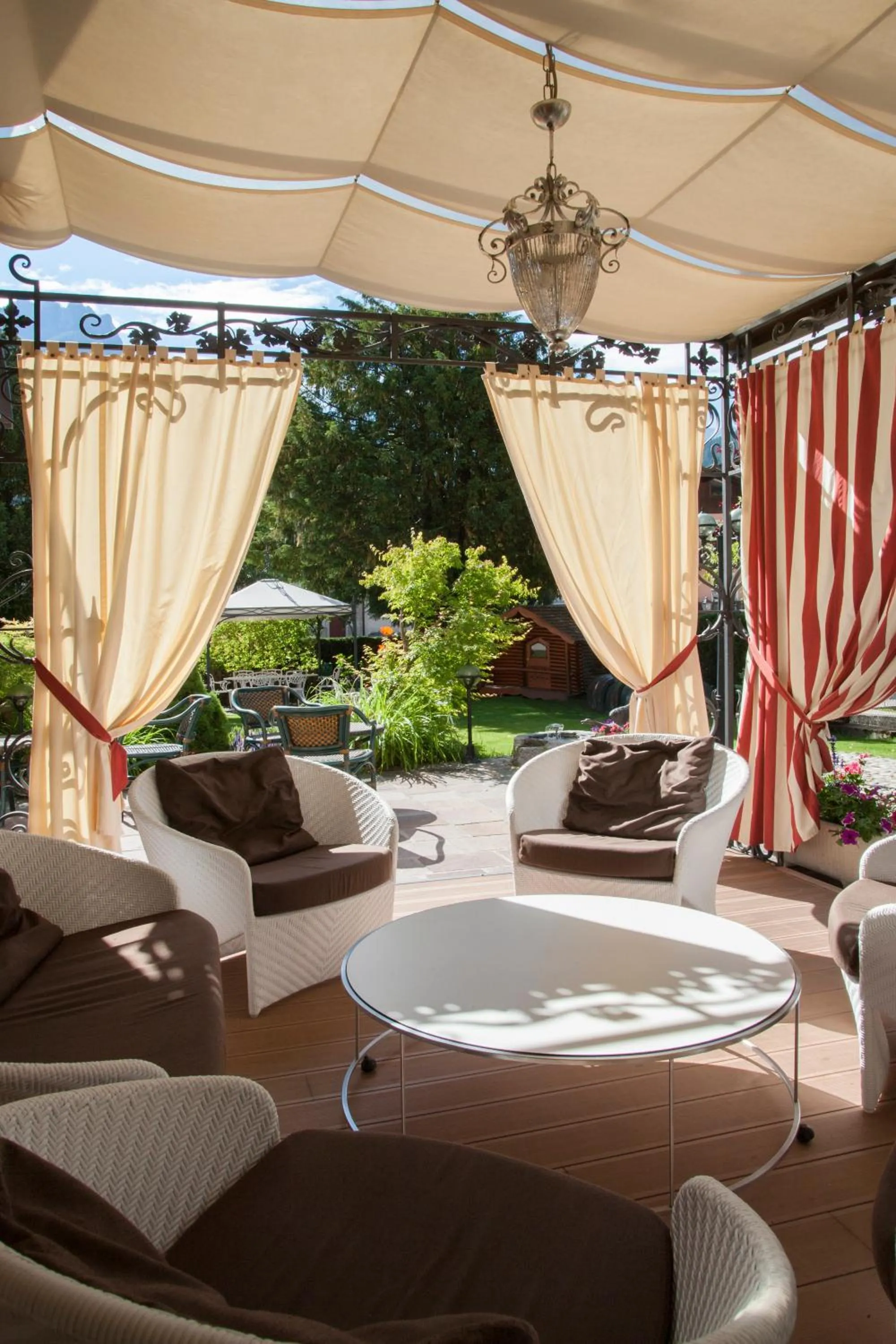 Restaurant/places to eat in Hotel Luis