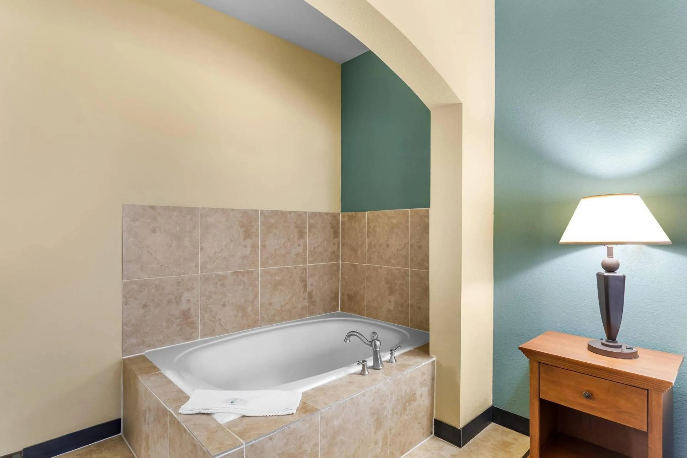 Bedroom in Quality Inn & Suites - Marlin