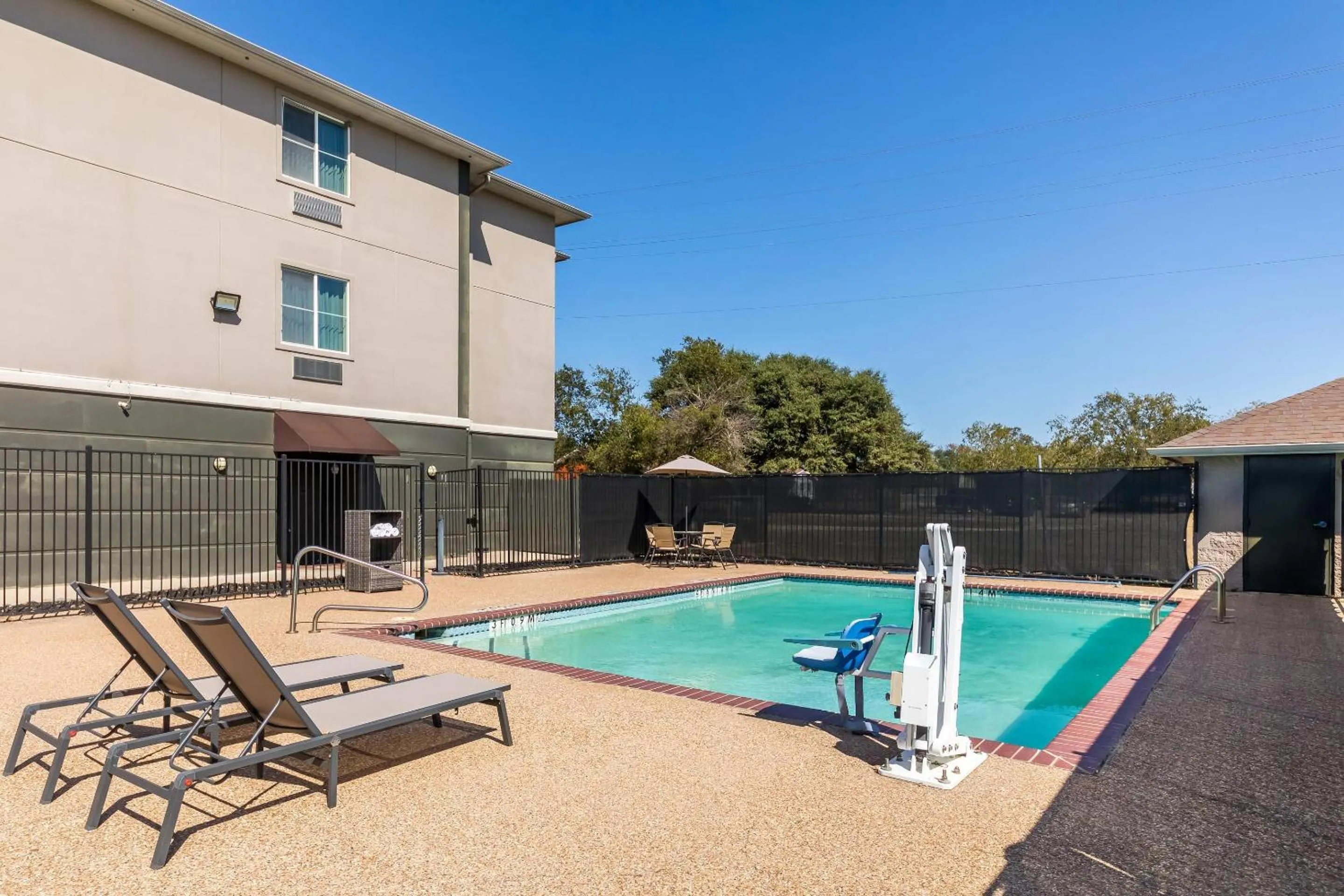 Swimming pool in Quality Inn & Suites - Marlin