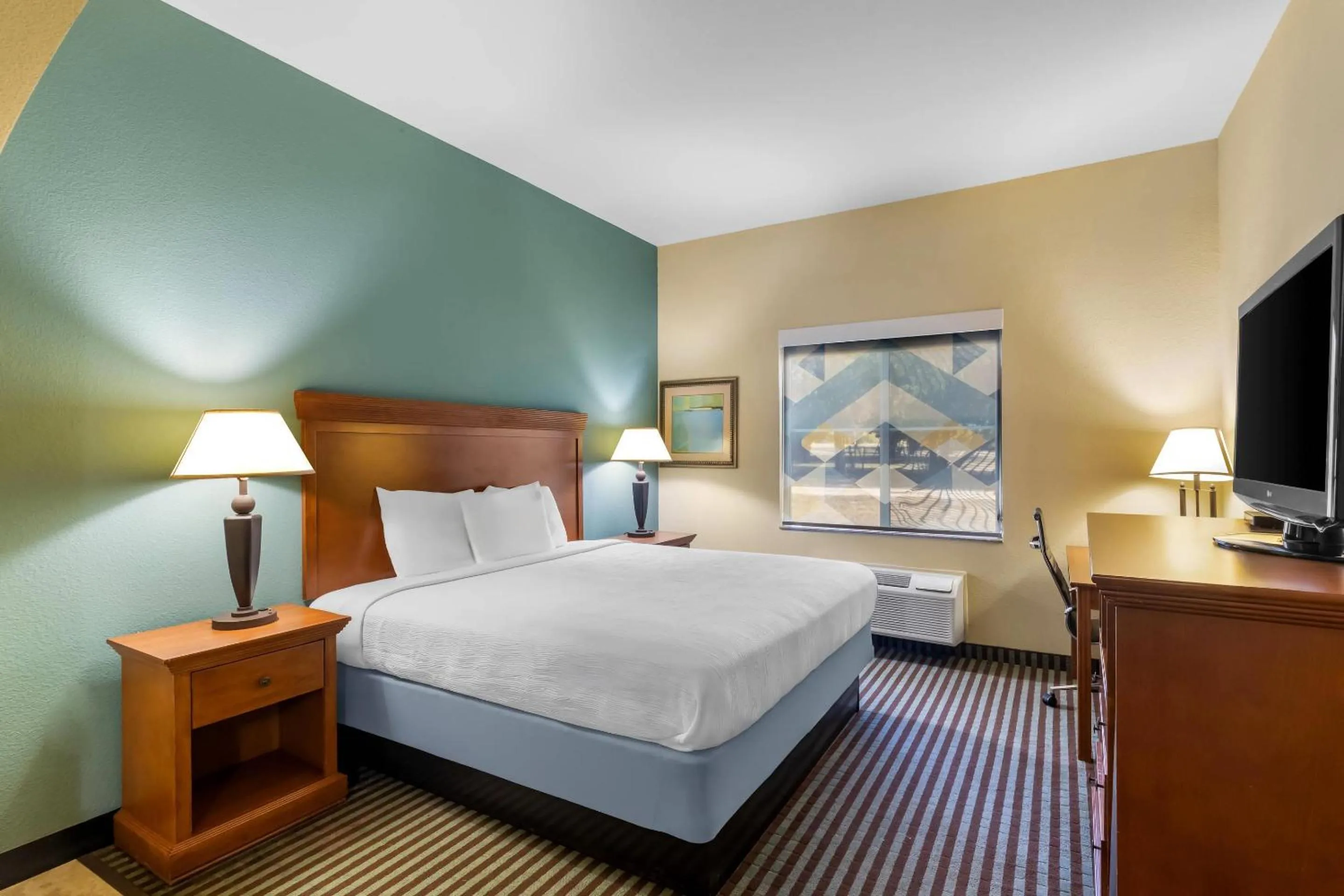 Bedroom, Bed in Quality Inn & Suites - Marlin