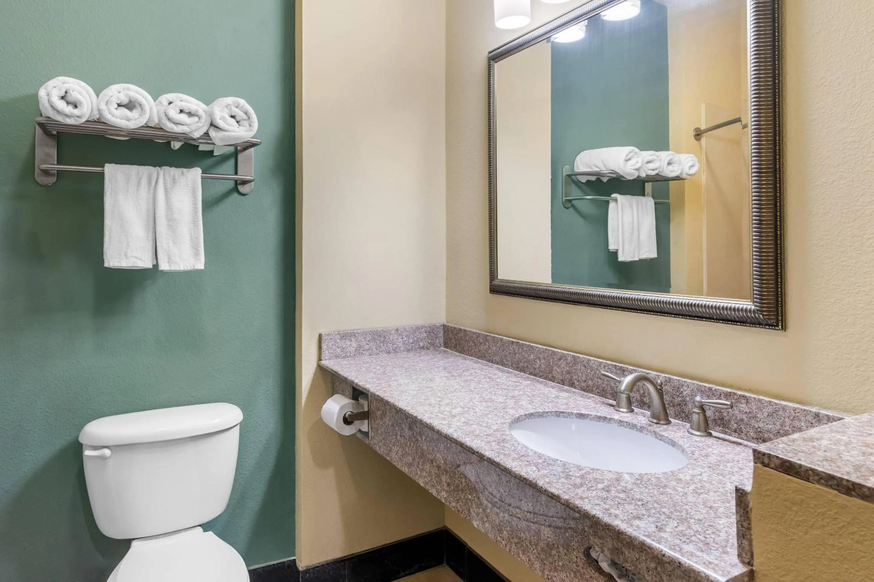 Bedroom in Quality Inn & Suites - Marlin