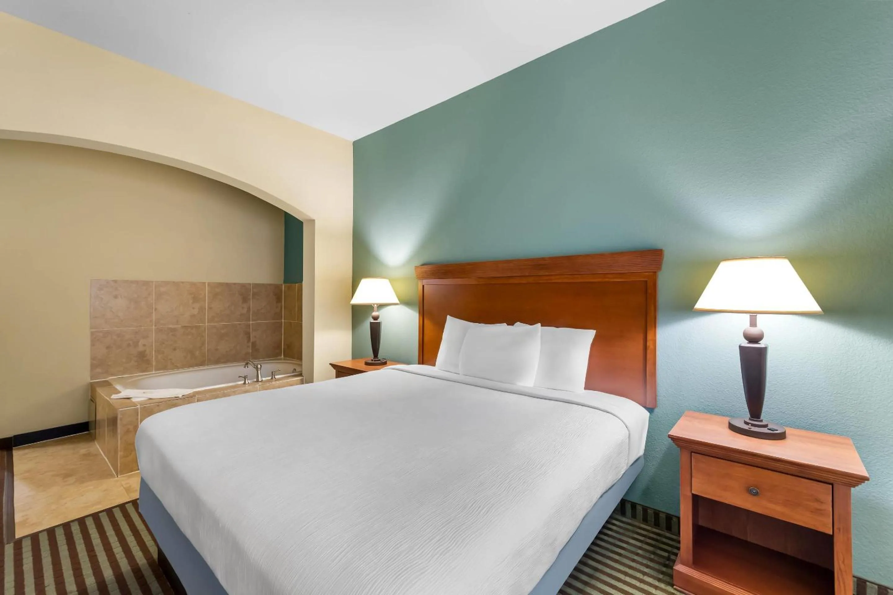 Bedroom, Bed in Quality Inn & Suites - Marlin