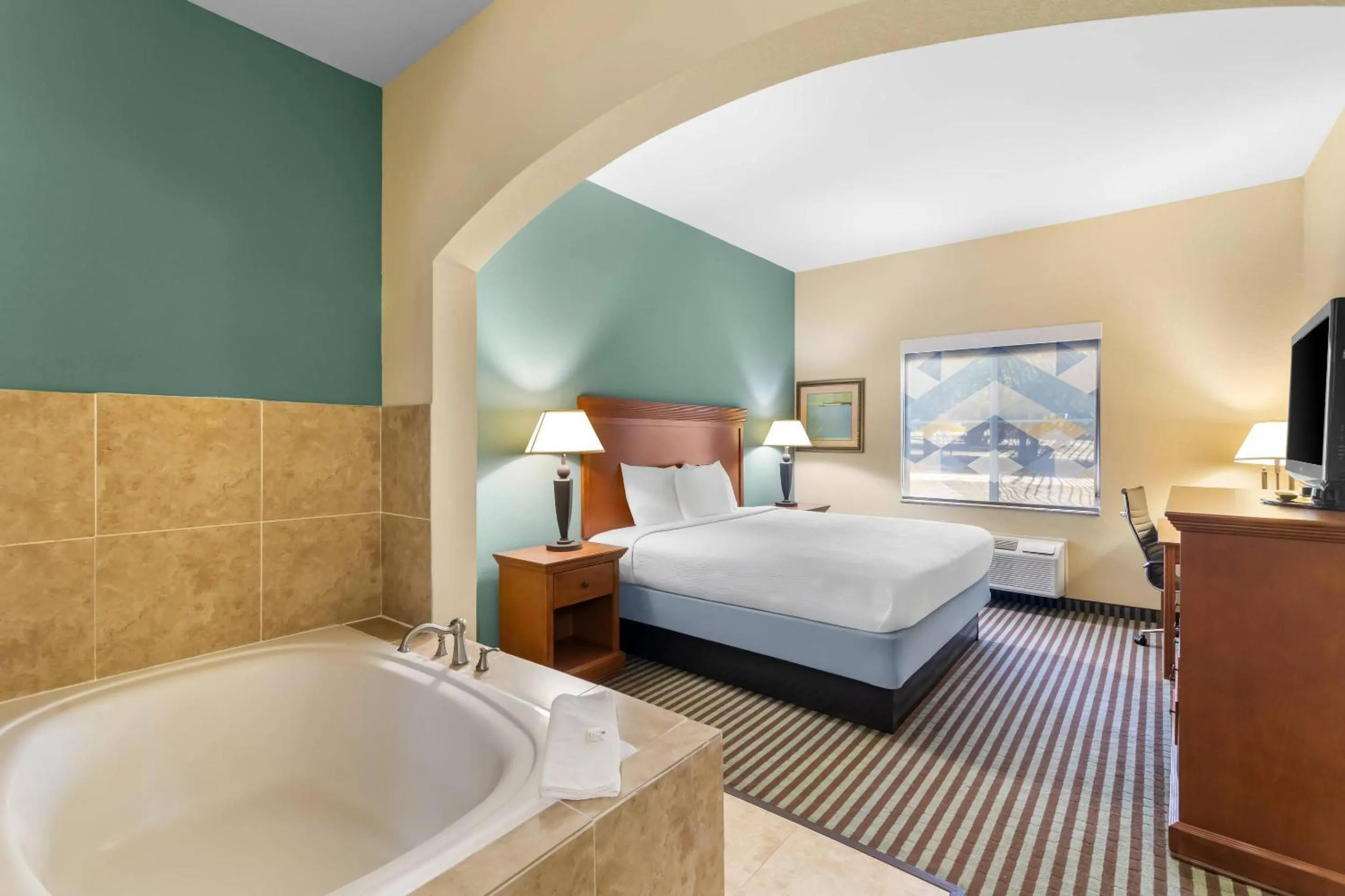 Bedroom, Bed in Quality Inn & Suites - Marlin