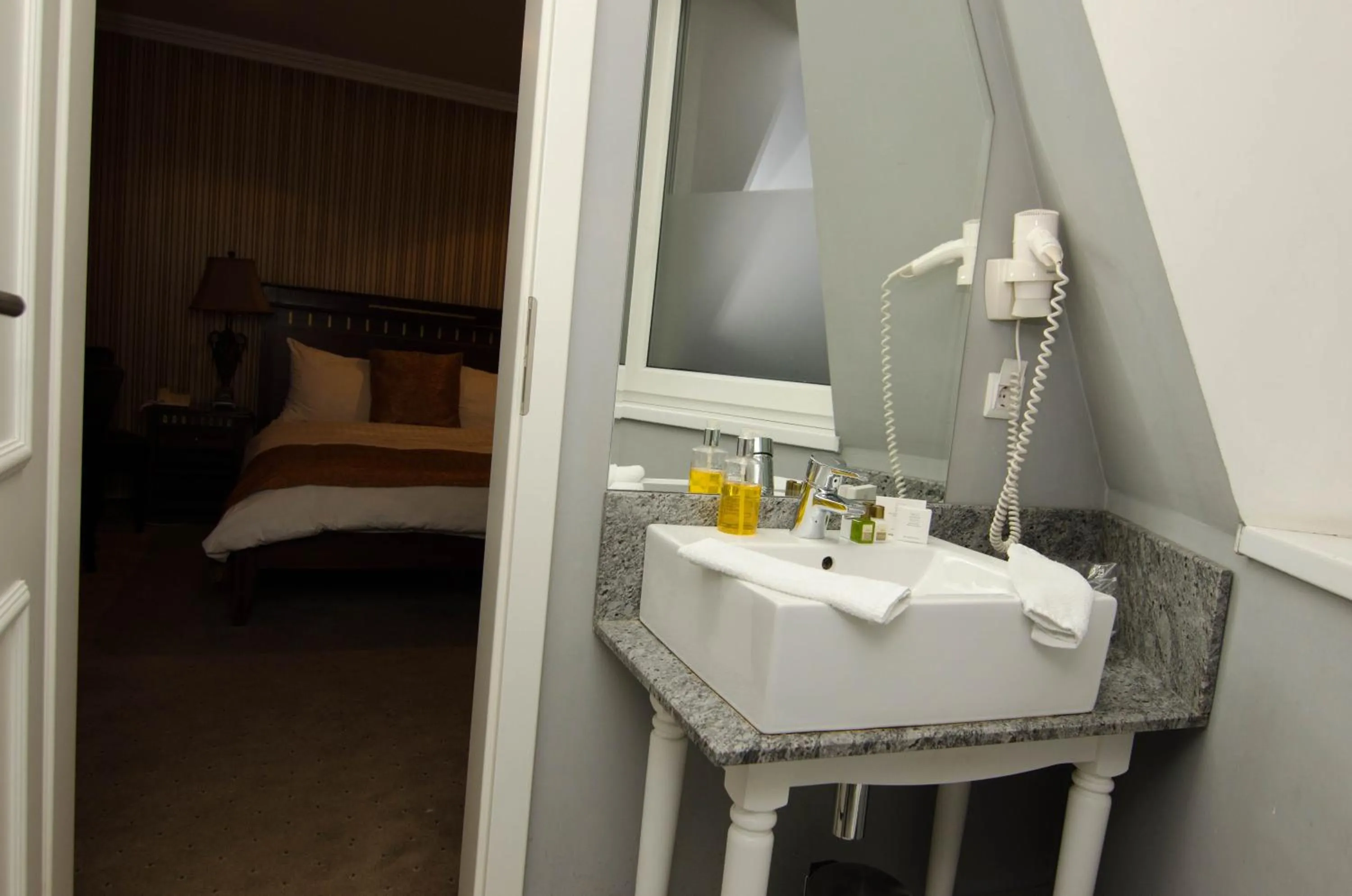 Bathroom, Bed in Hotel Boutique Monaco