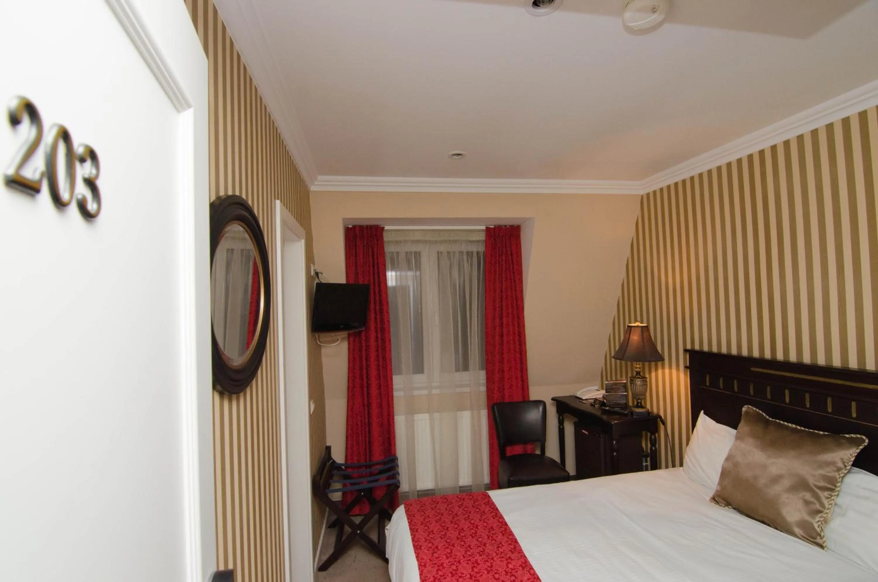 Photo of the whole room, Bed in Hotel Boutique Monaco