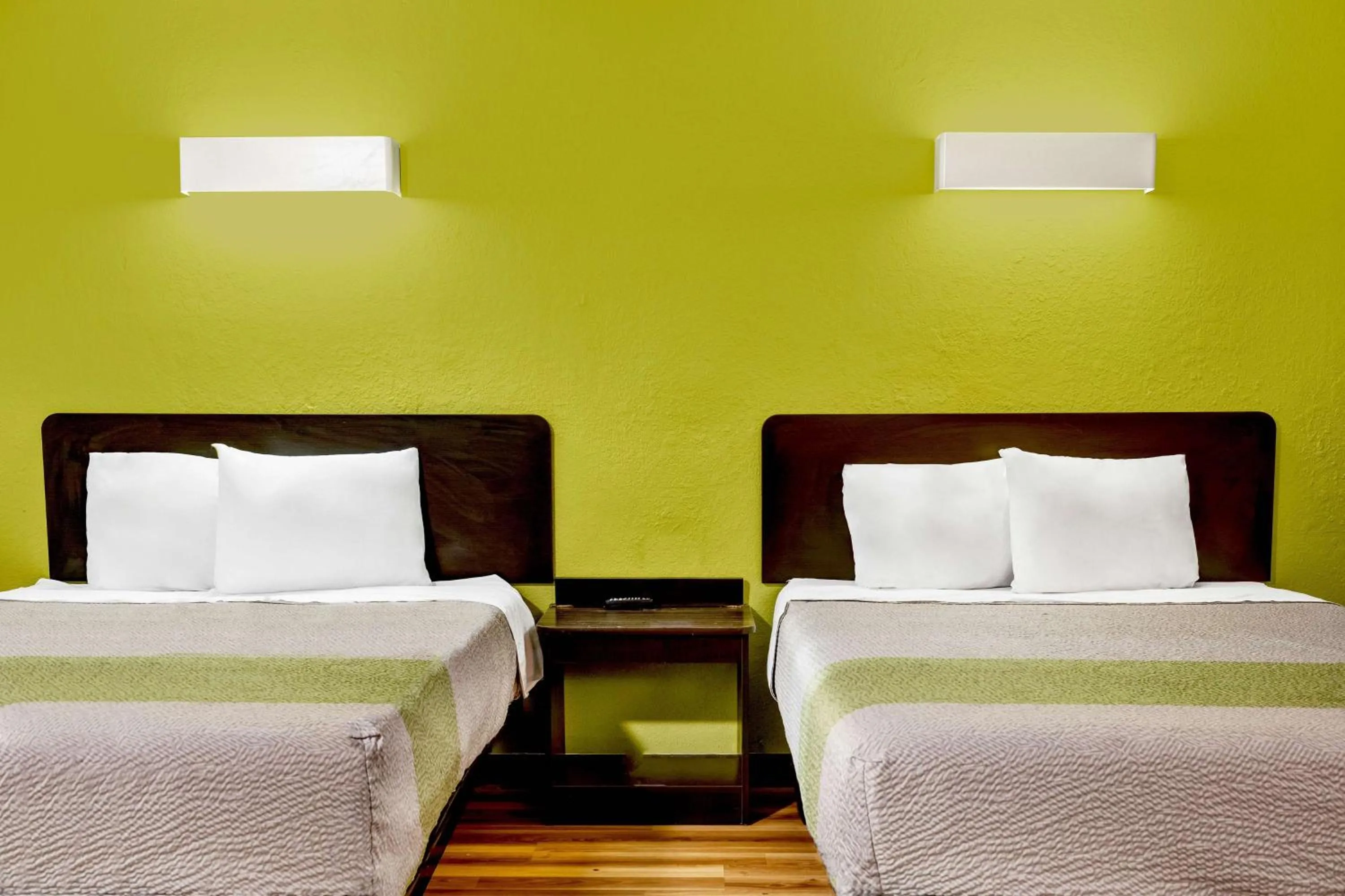 Photo of the whole room, Bed in Motel 6 Indianapolis IN