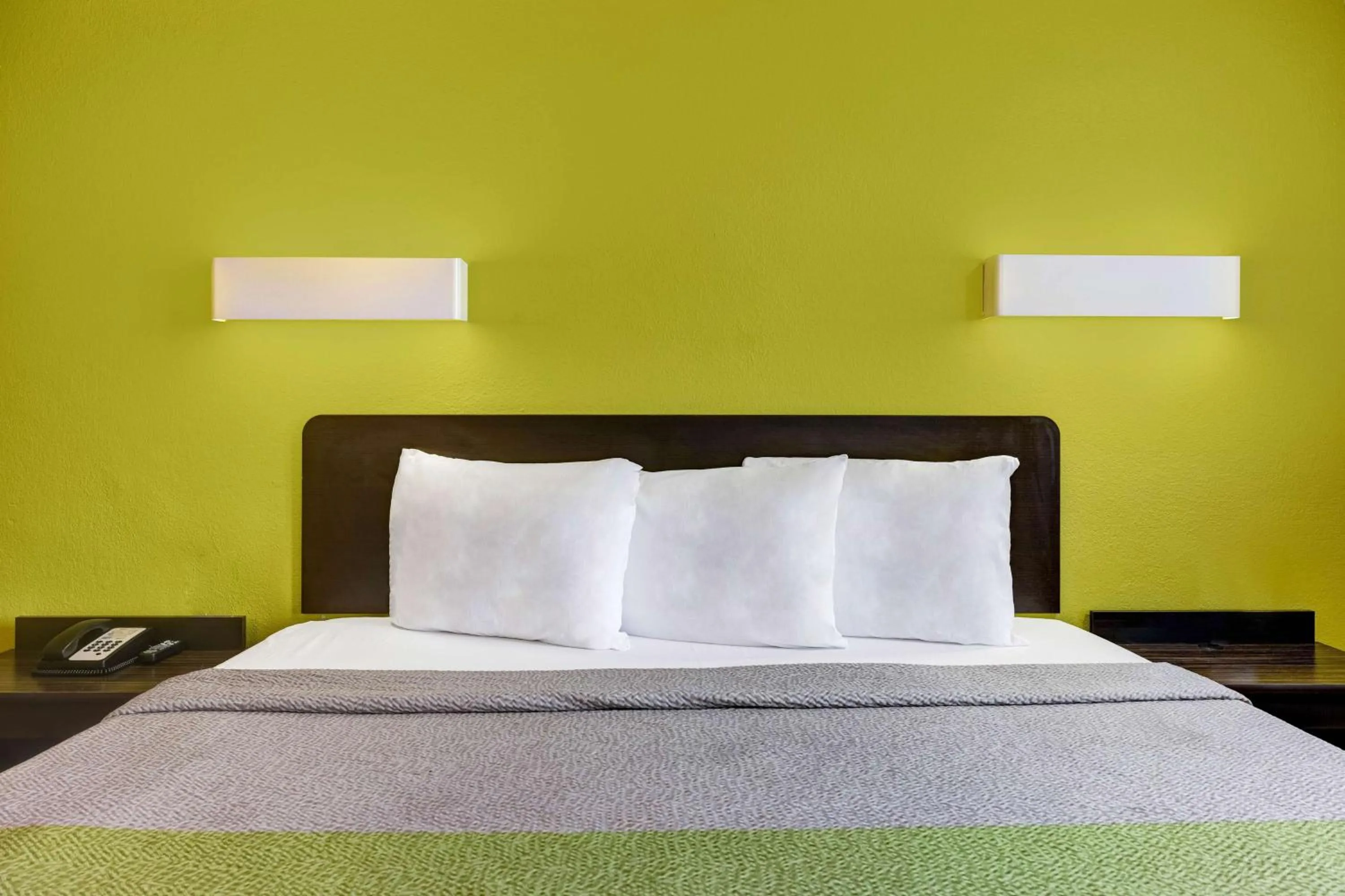 Photo of the whole room, Bed in Motel 6 Indianapolis IN