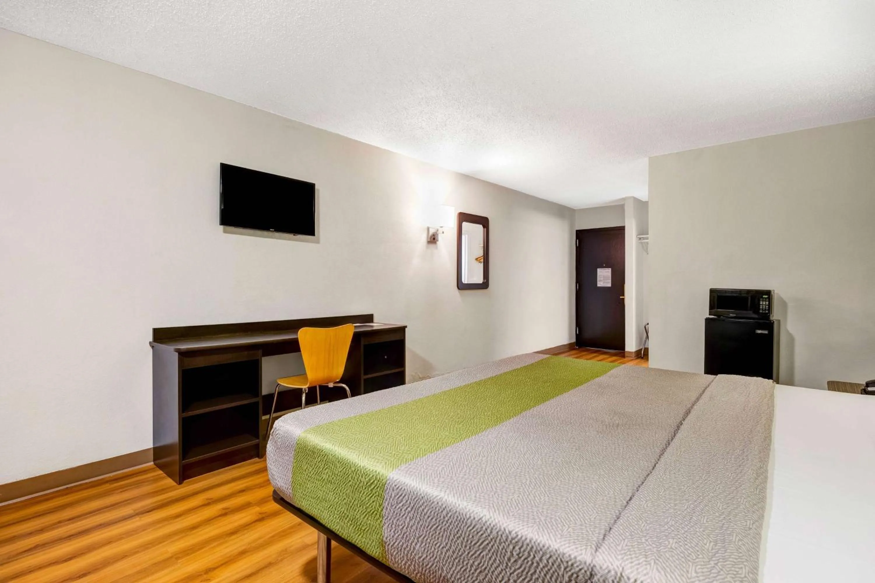 Photo of the whole room, Bed in Motel 6 Indianapolis IN