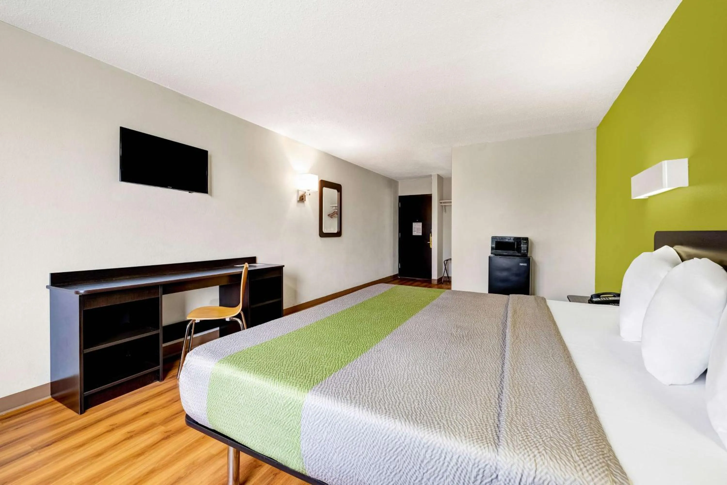 Photo of the whole room, Bed in Motel 6 Indianapolis IN