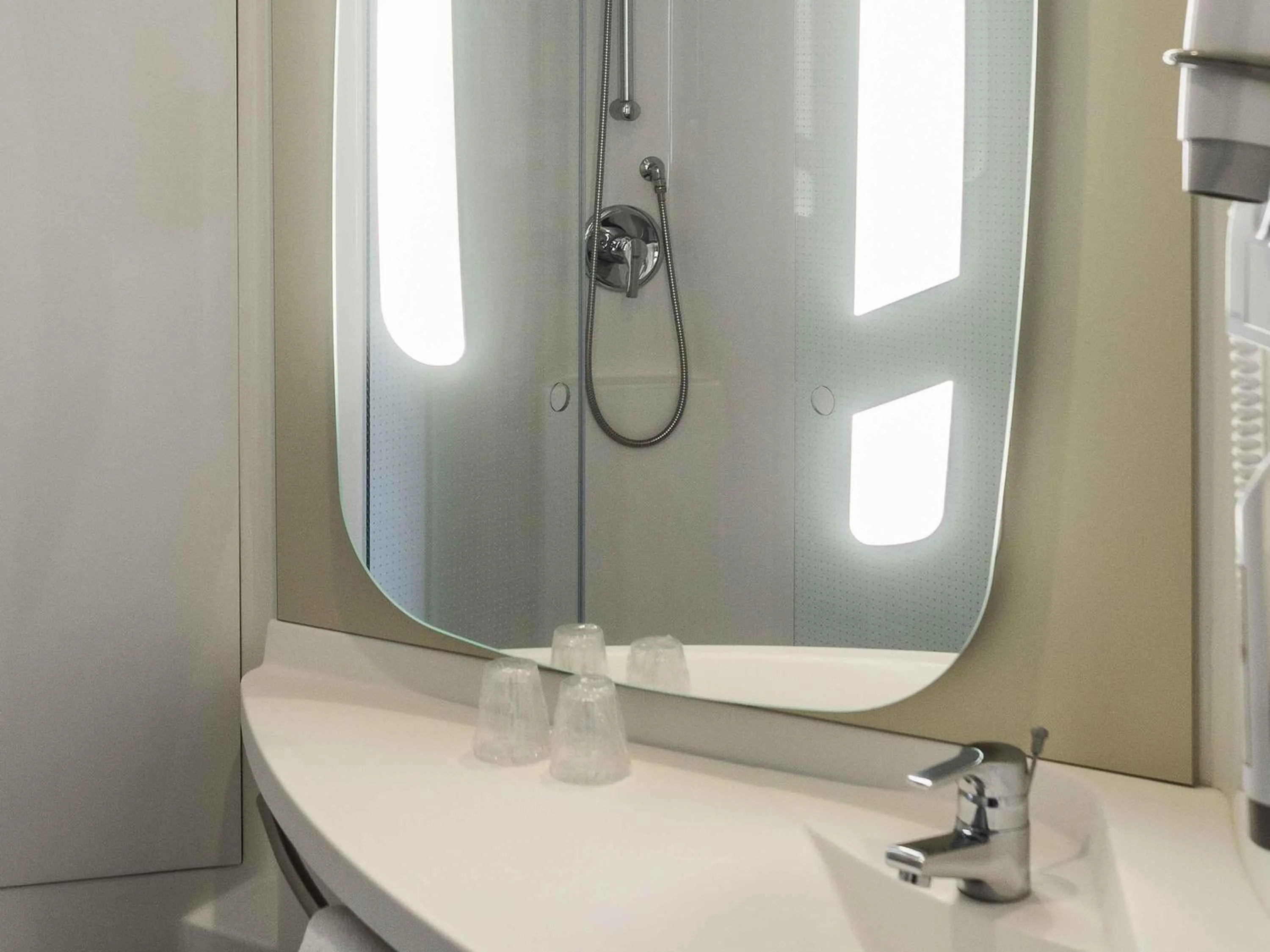 Bedroom in Ibis Salamanca