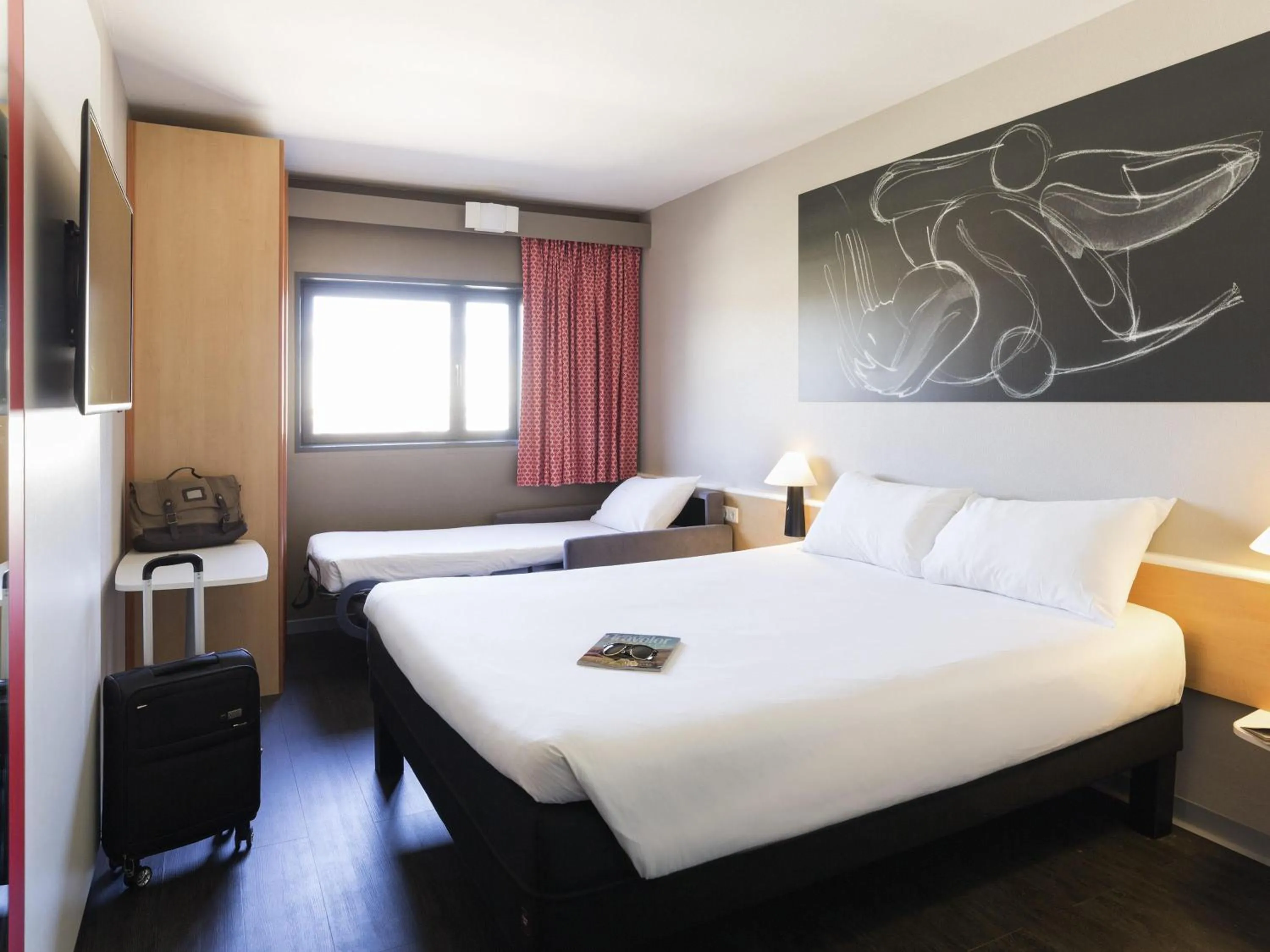 Bedroom, Bed in Ibis Valencia Bonaire Aeropuerto