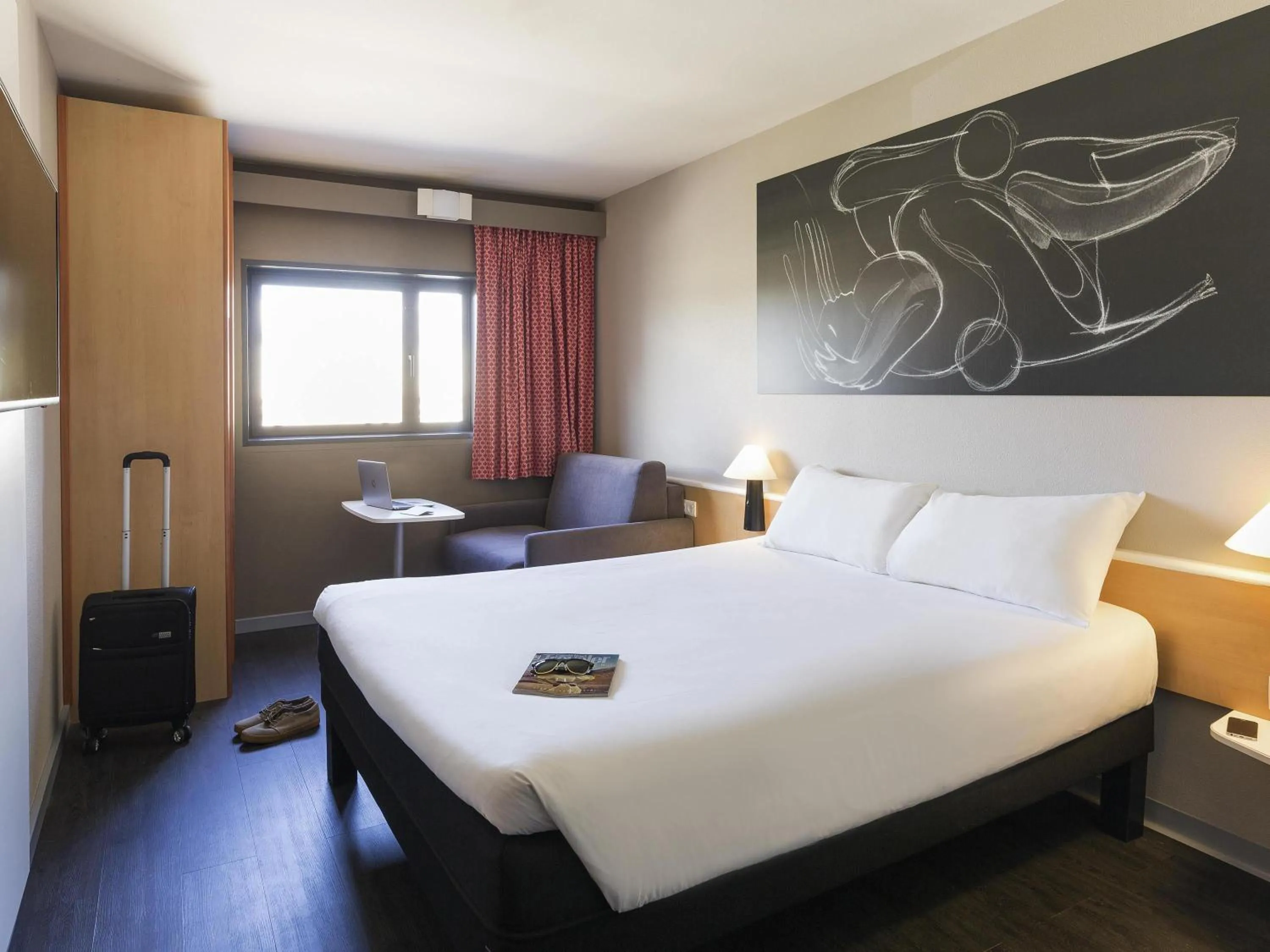 Bedroom, Bed in Ibis Valencia Bonaire Aeropuerto