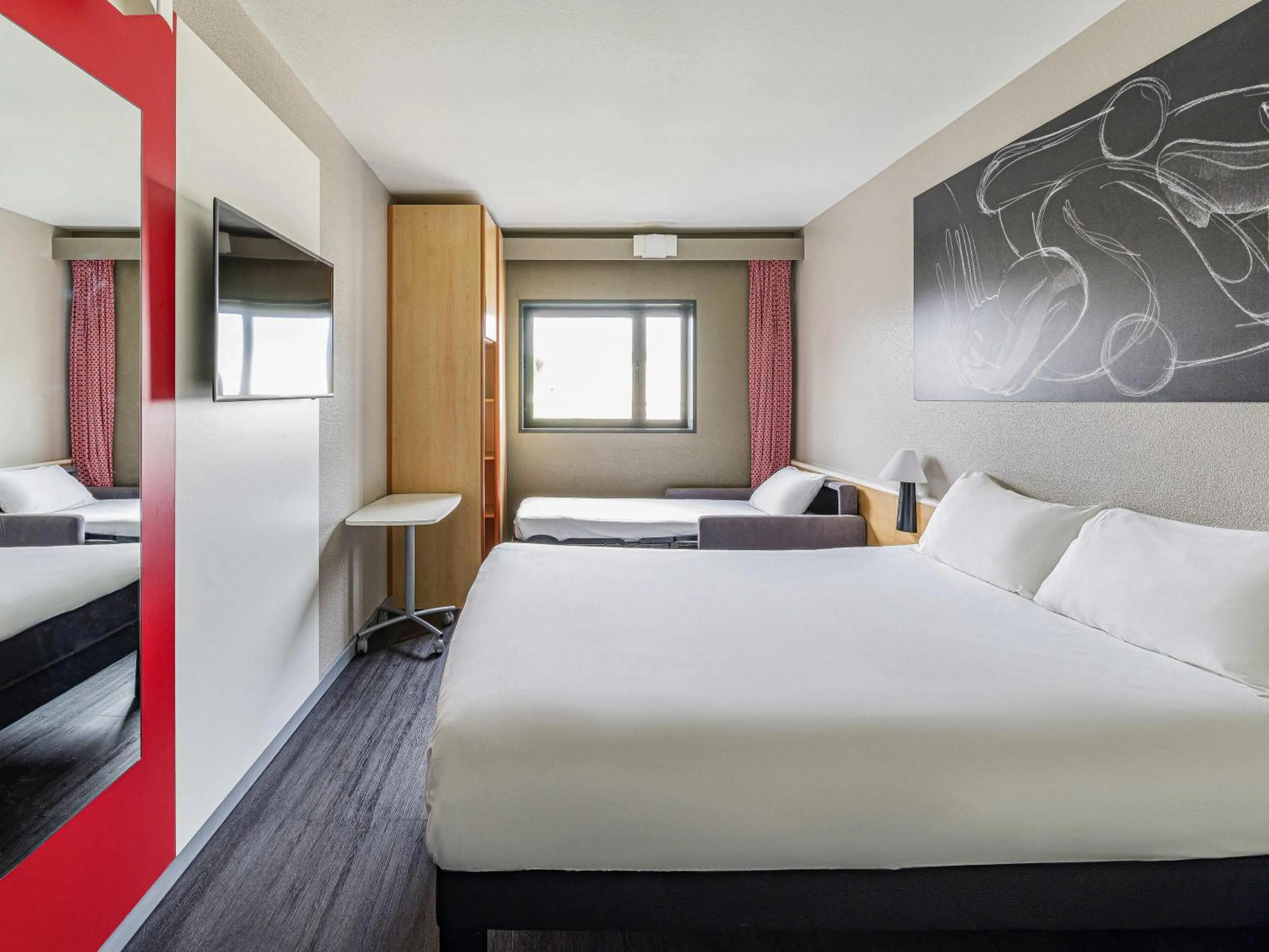 Bedroom, Bed in Ibis Valencia Bonaire Aeropuerto