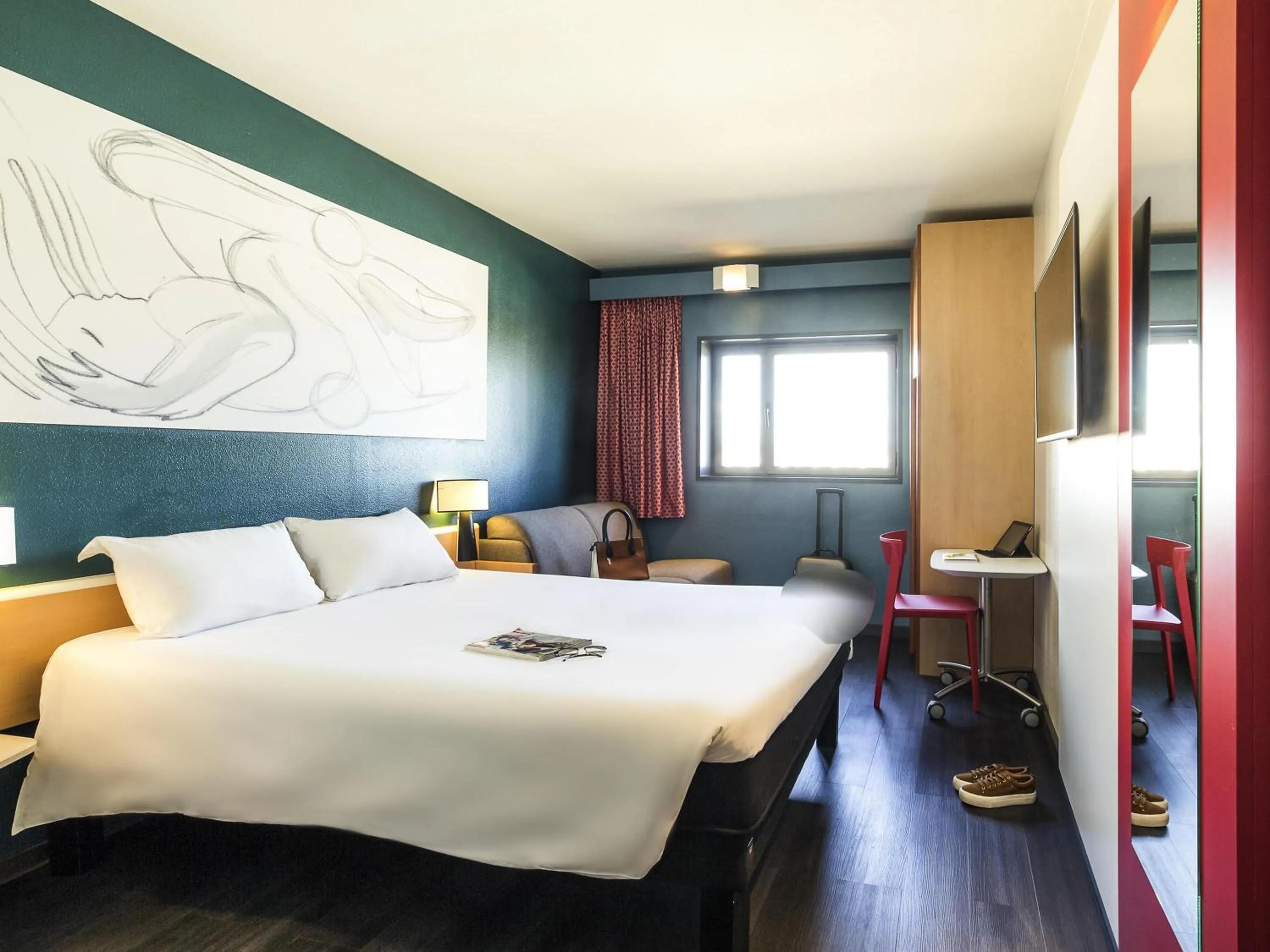 Bedroom, Bed in Ibis Valencia Bonaire Aeropuerto