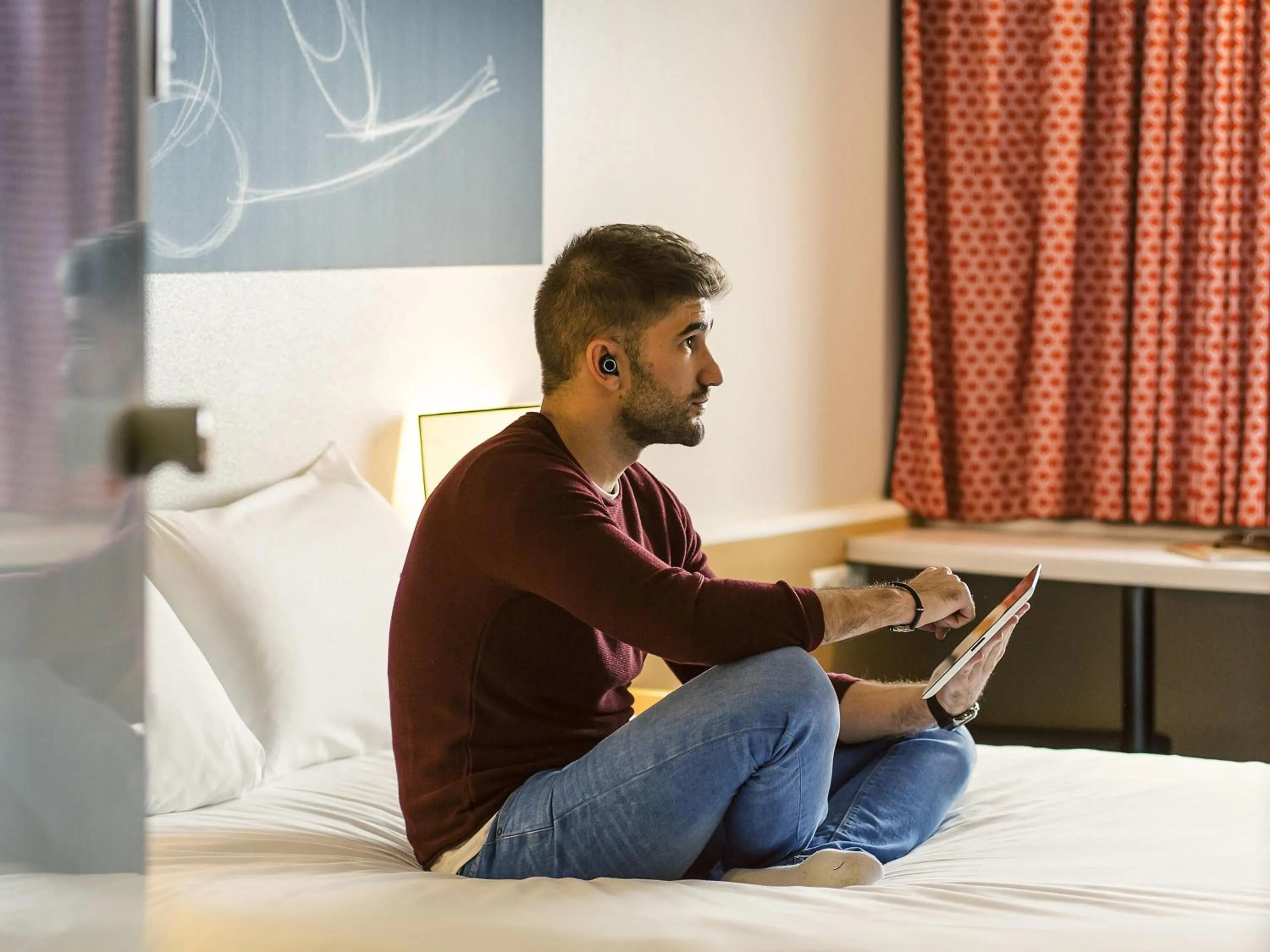 Bedroom, Bed in Ibis Valencia Bonaire Aeropuerto