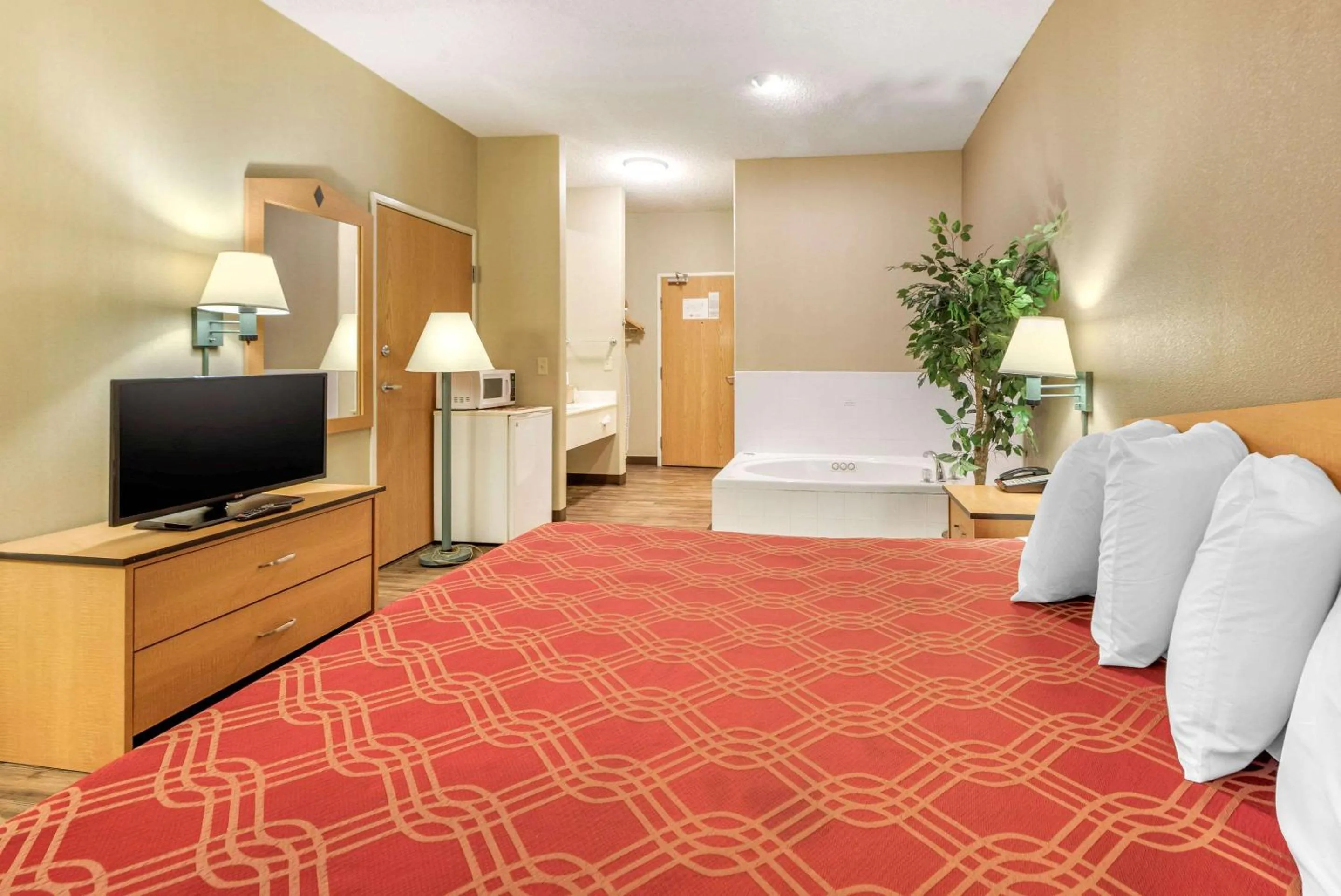 Bedroom, Bed in Econo Lodge Colorado Springs near Airport