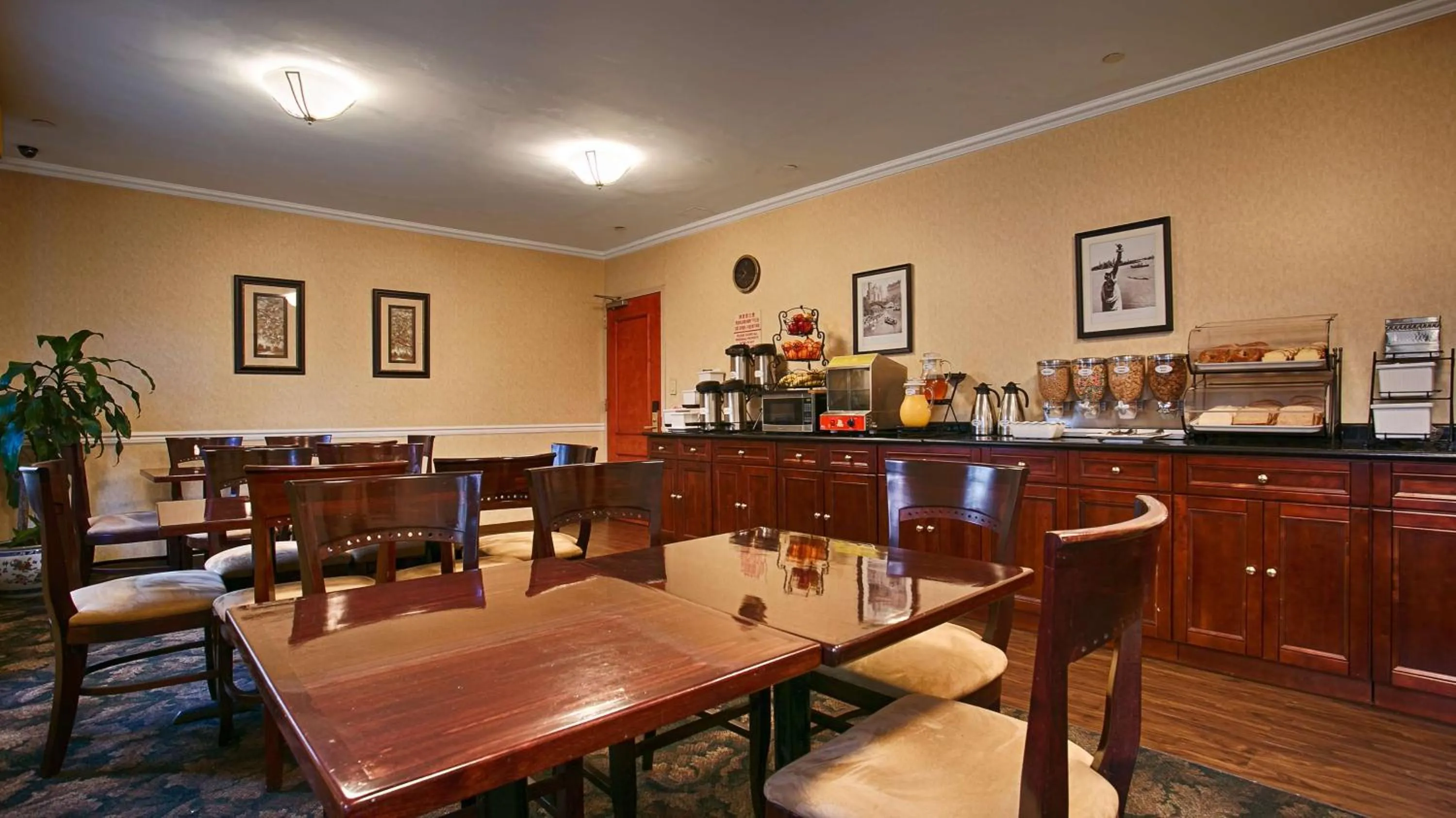 Restaurant/places to eat in Best Western Queens Court