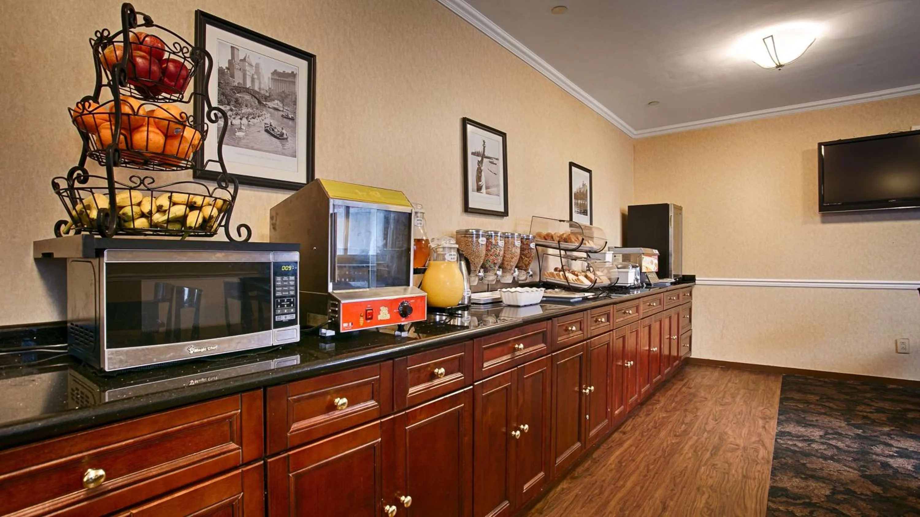 Restaurant/places to eat in Best Western Queens Court