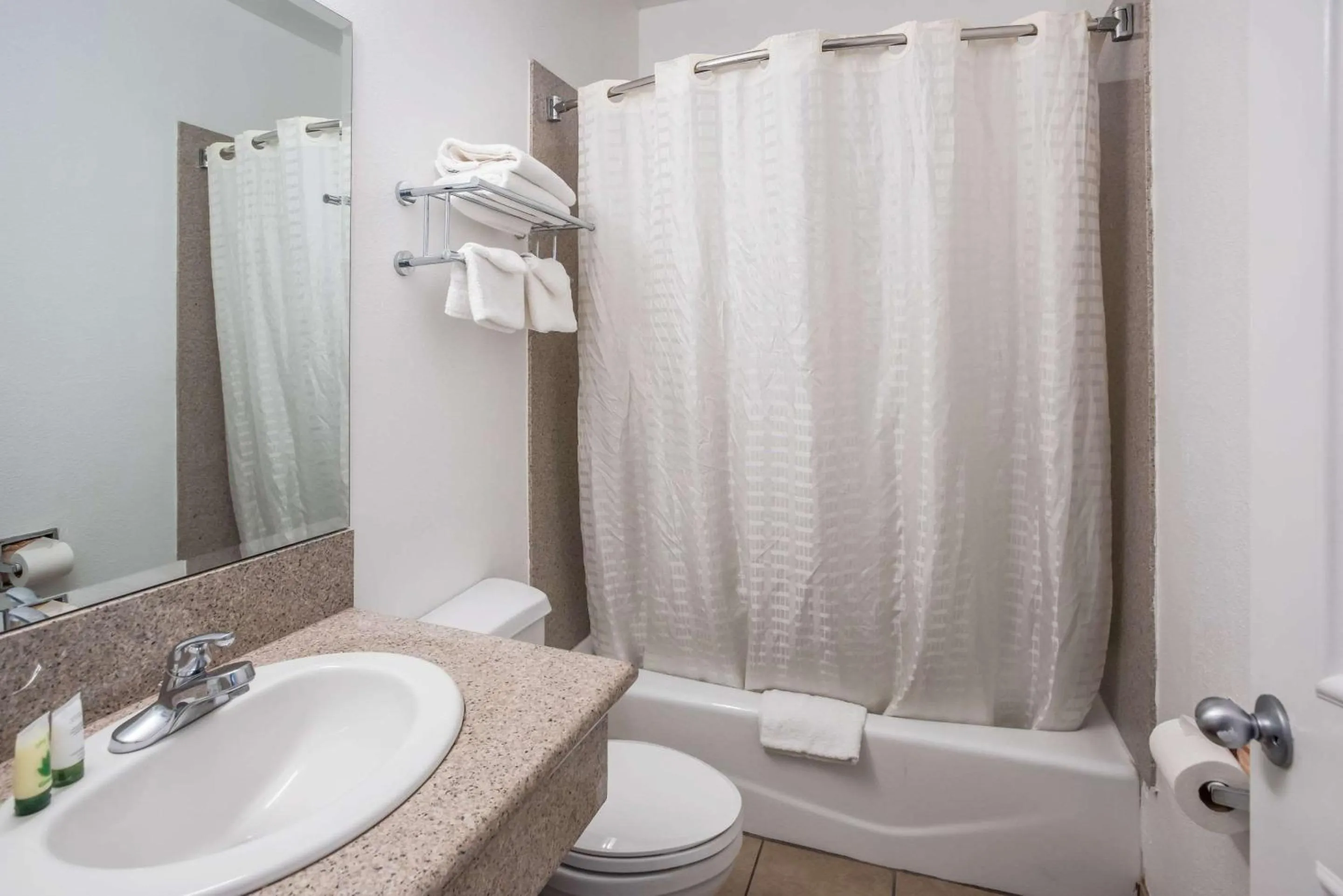 Bedroom in Rodeway Inn & Suites Pasadena