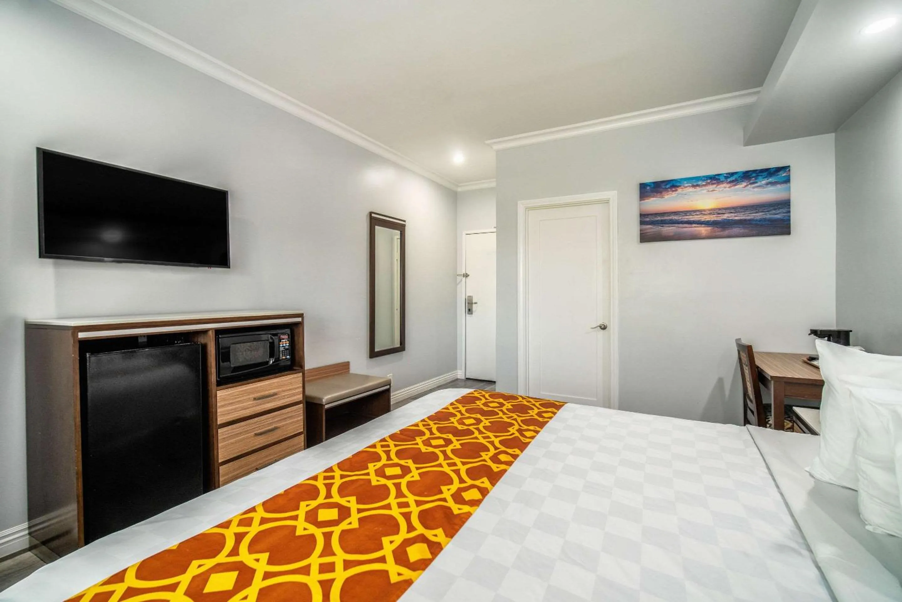 Bedroom, Bed in Rodeway Inn & Suites Pasadena