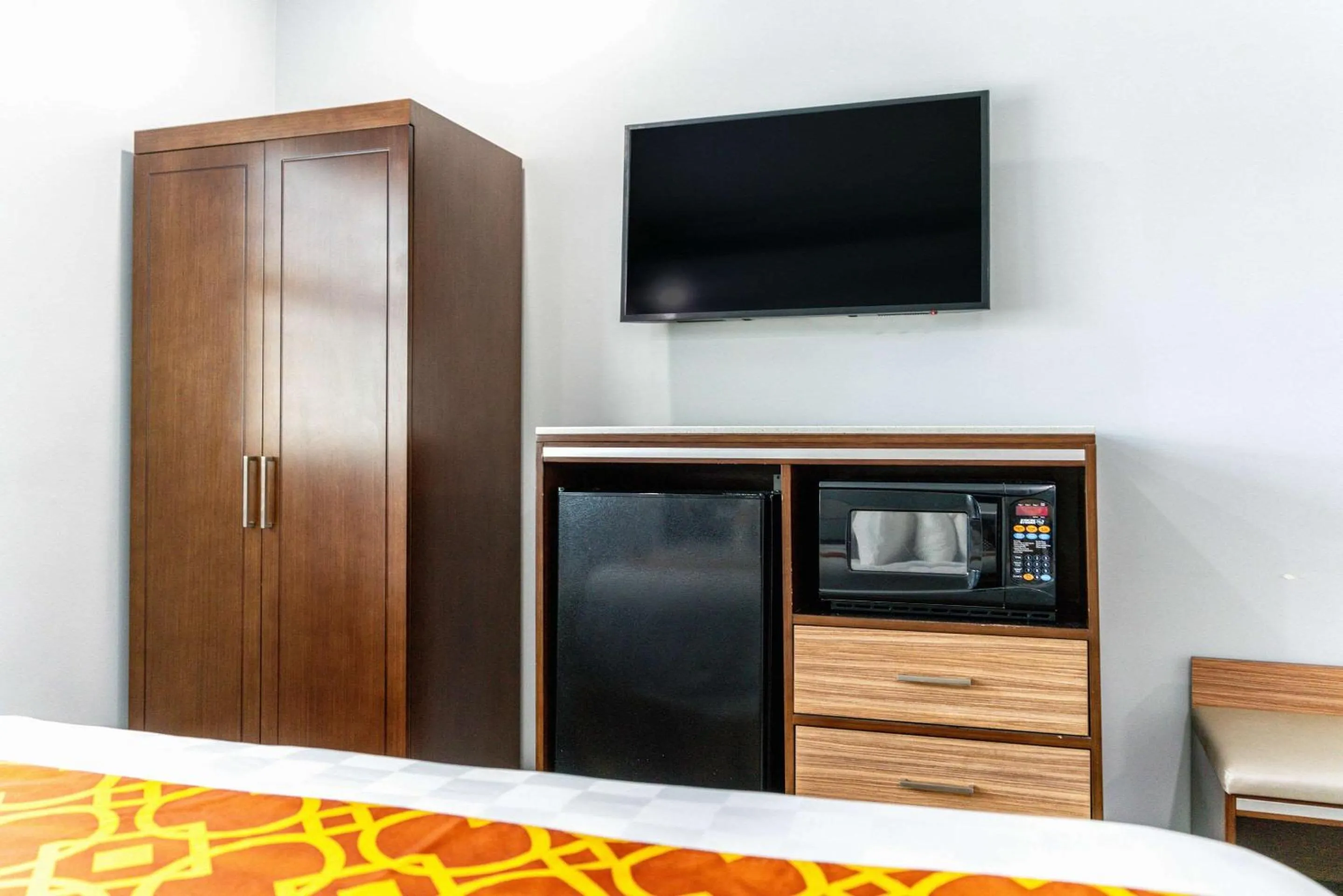 Bedroom in Rodeway Inn & Suites Pasadena