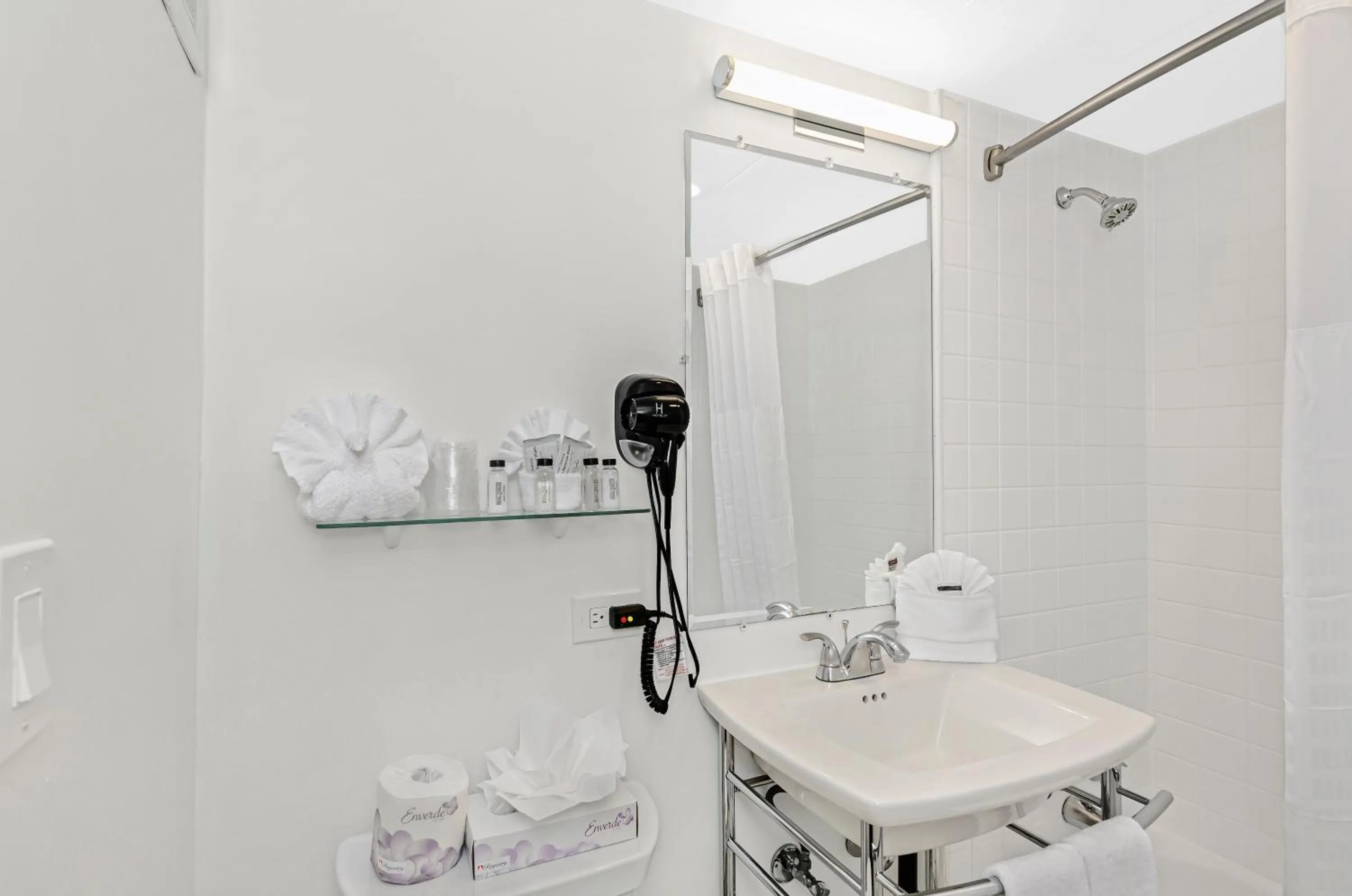 Bathroom in Ohio House Motel