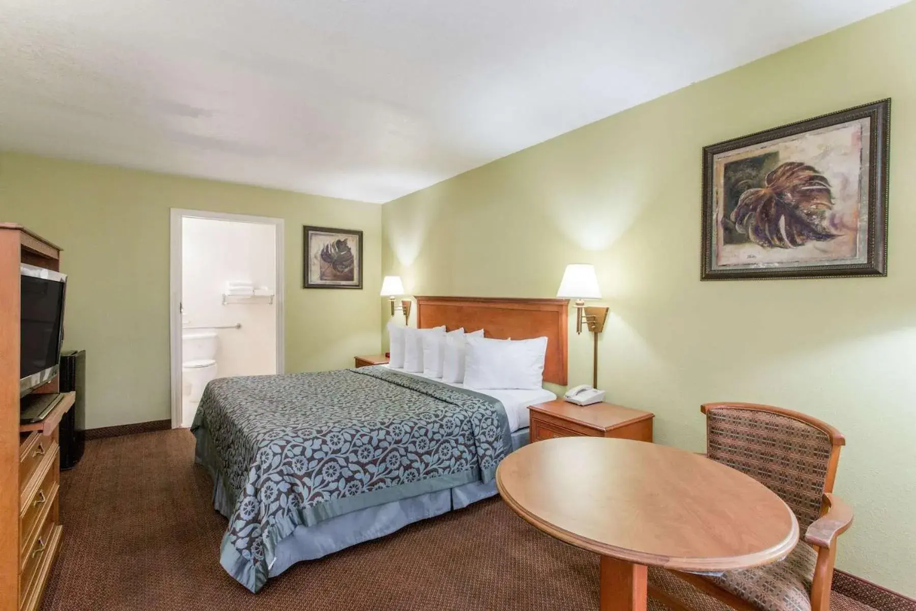 Deluxe Double Room in Days Inn by Wyndham Ormond Beach Deluxe Double Room in Days Inn by Wyndham Ormond Beach