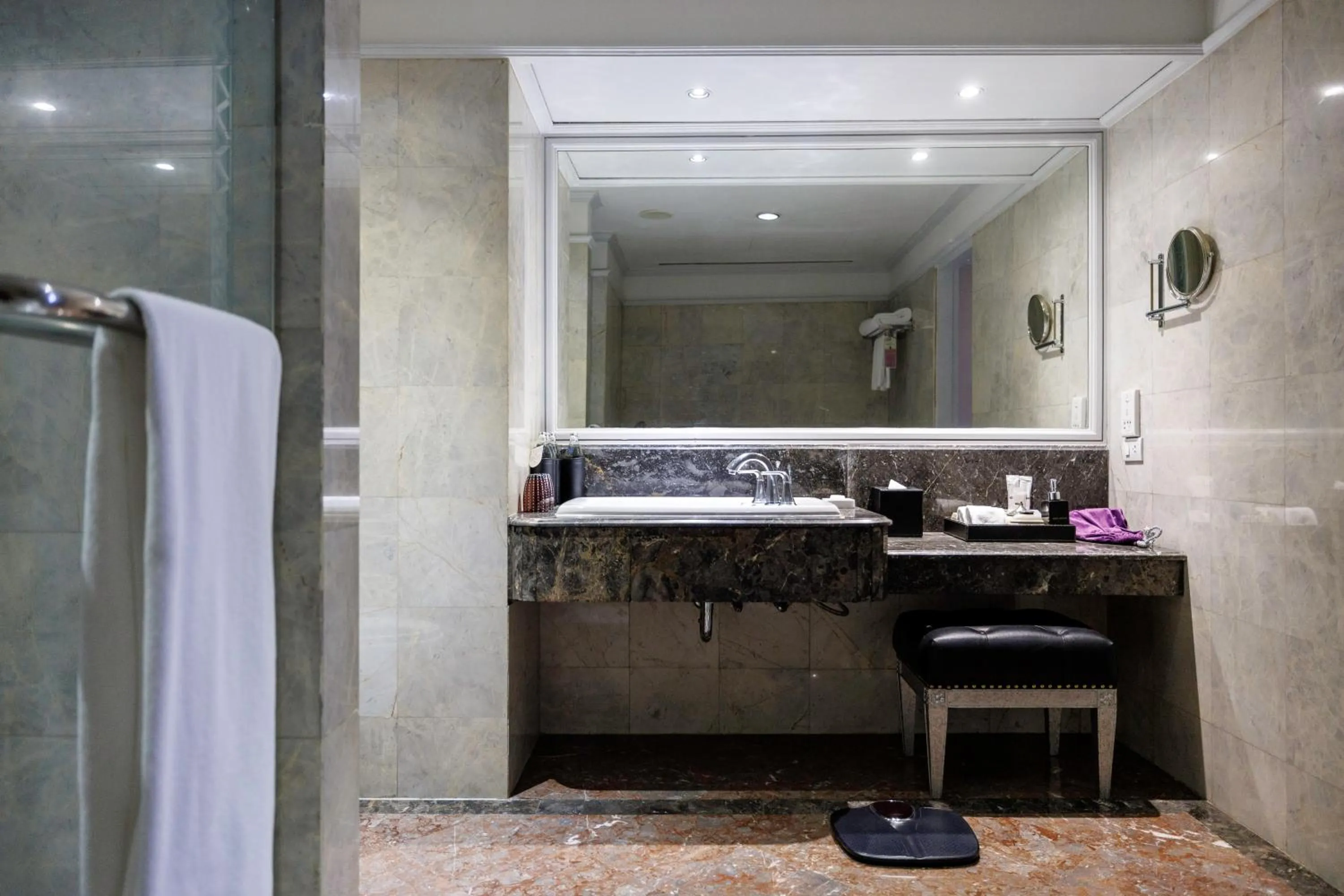 Shower in The Sukosol Hotel