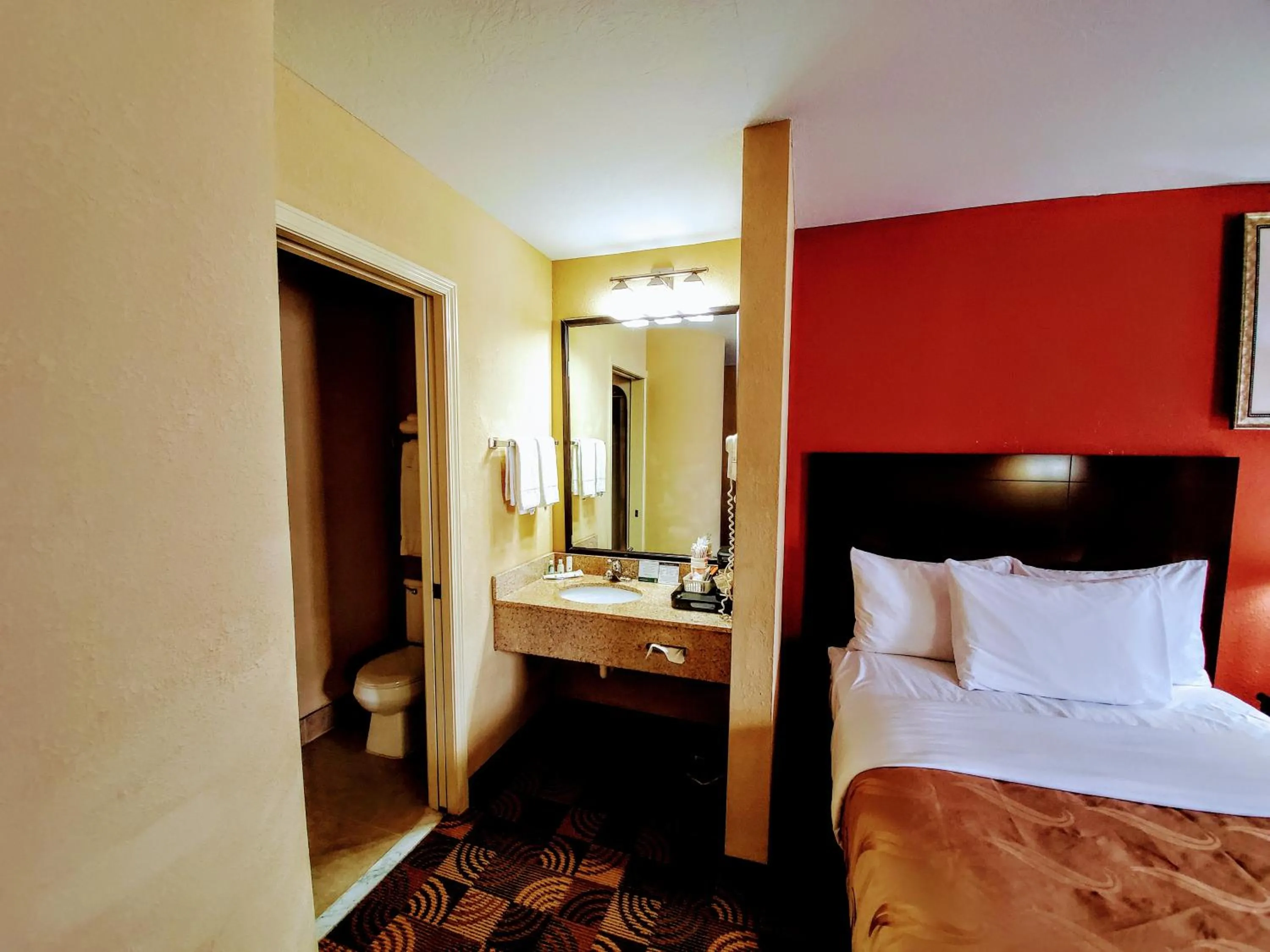 Bathroom, Bed in Quality Inn Brunswick Cleveland South