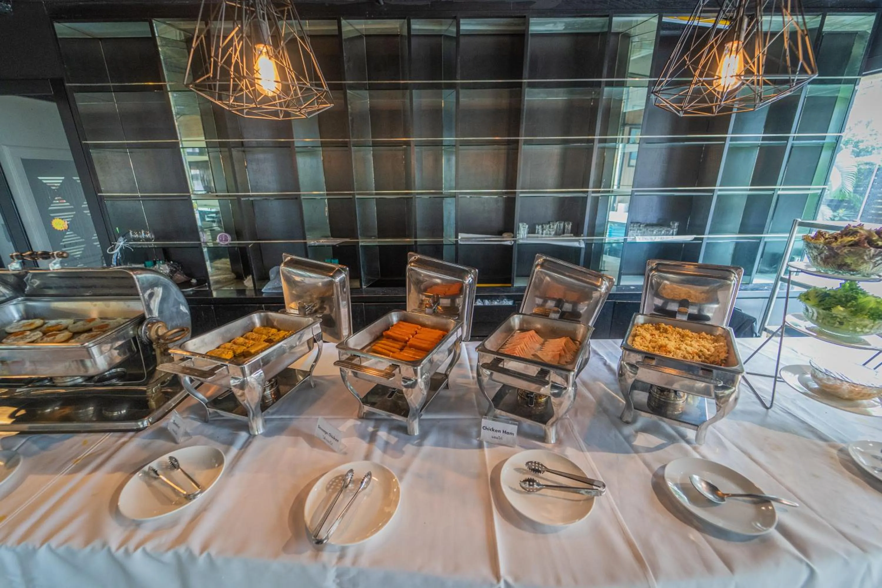 Restaurant/places to eat in Forum Park Hotel