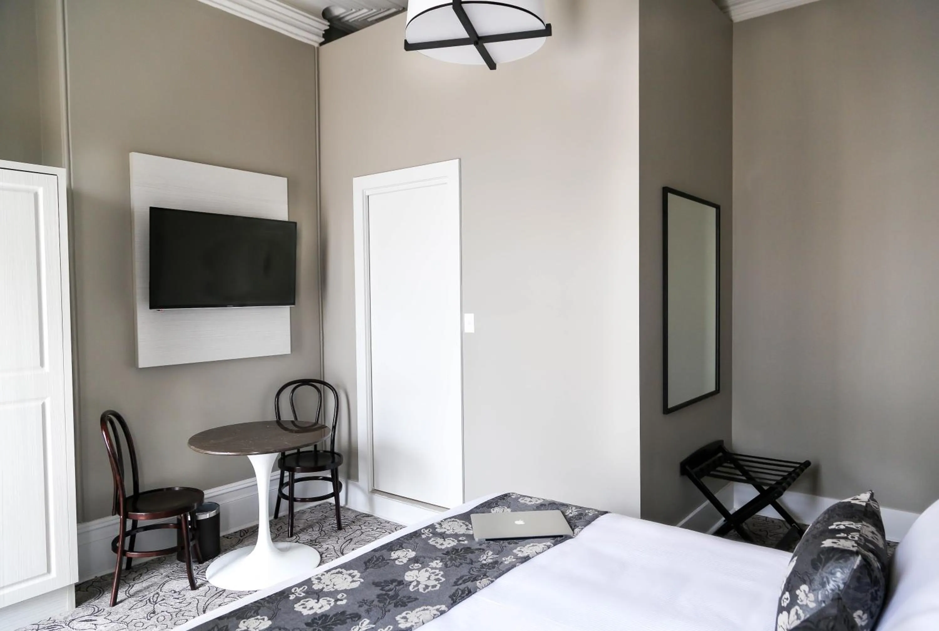 Photo of the whole room, Bed in The Lurline Randwick