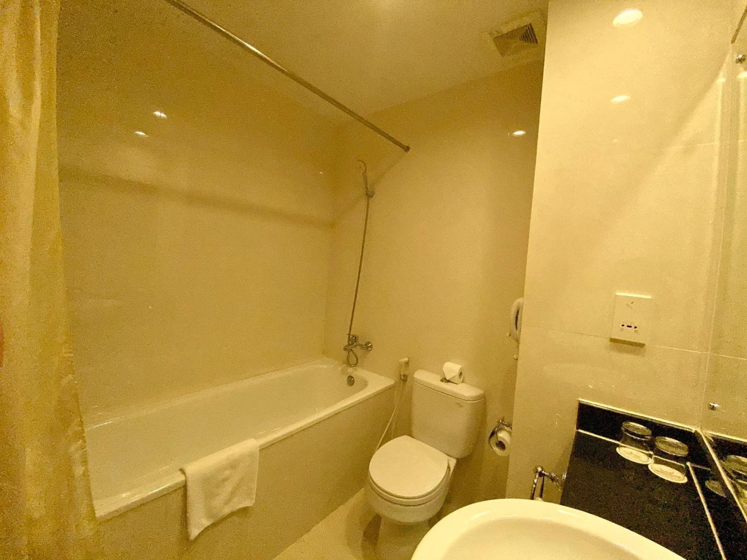Bath in Muong Thanh Holiday Da Lat Hotel