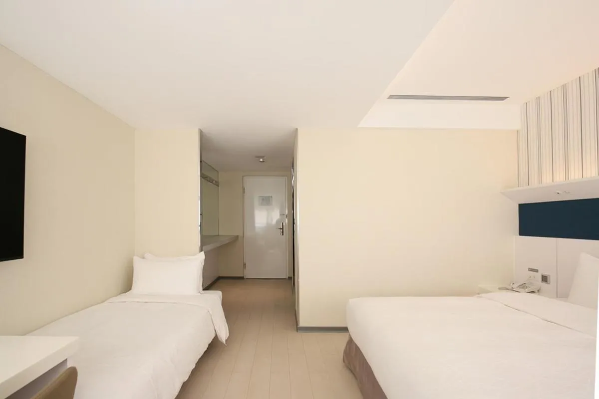 Photo of the whole room, Bed in Dandy Hotel - Tianmu Branch