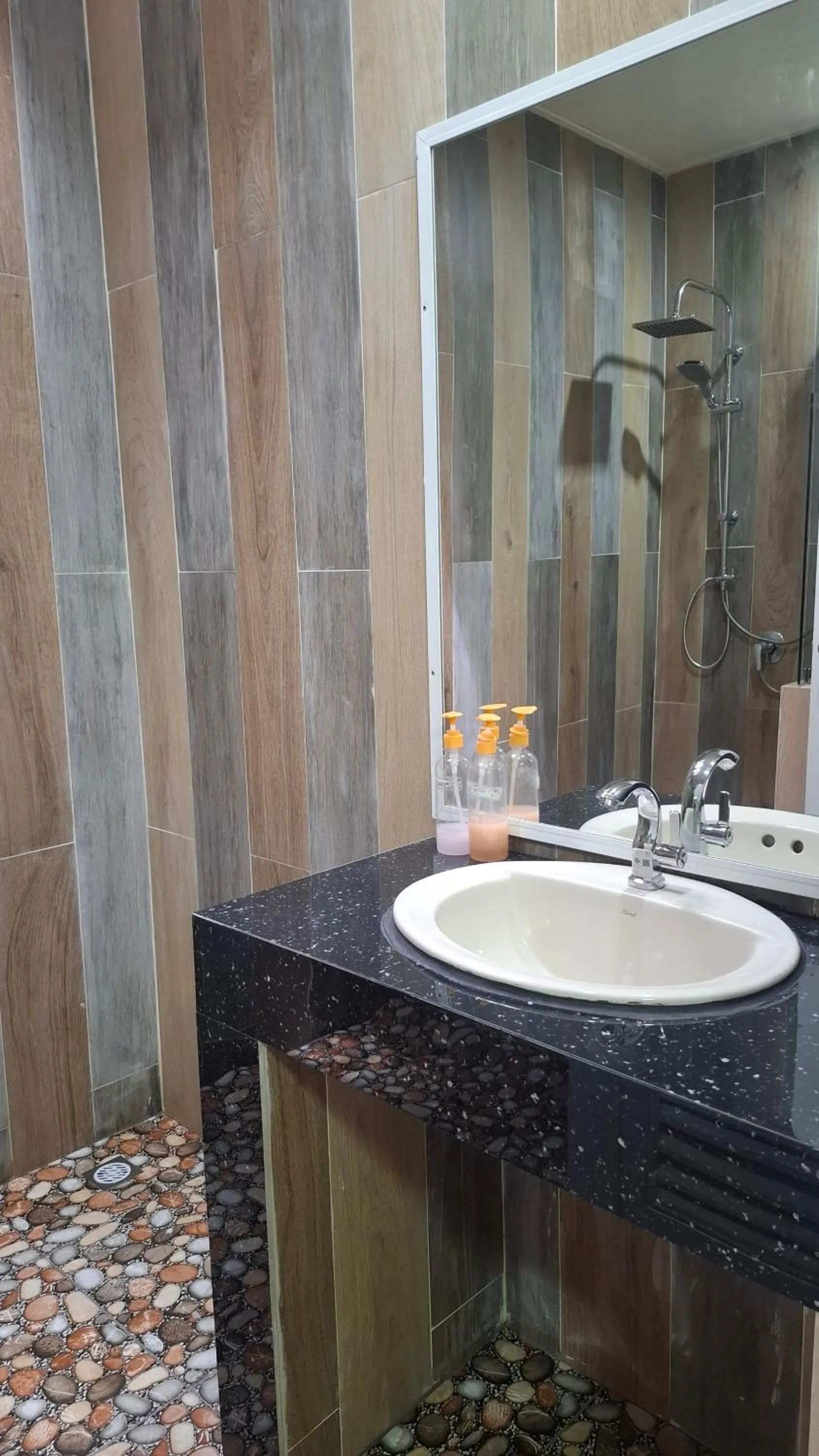 Shower in Lanta Summer House 1