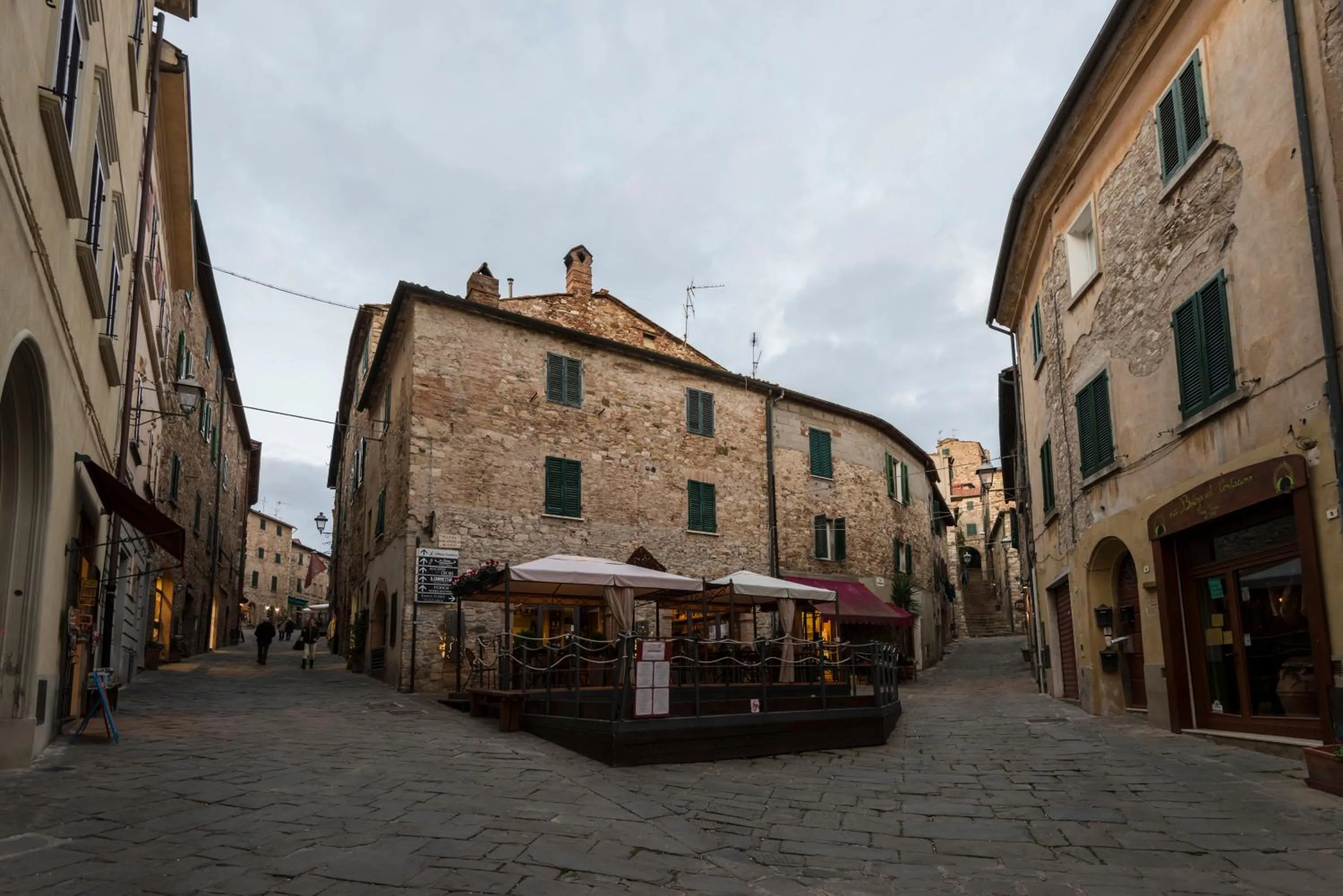 Restaurant/places to eat in Il Chiostro Appartamenti & Suites