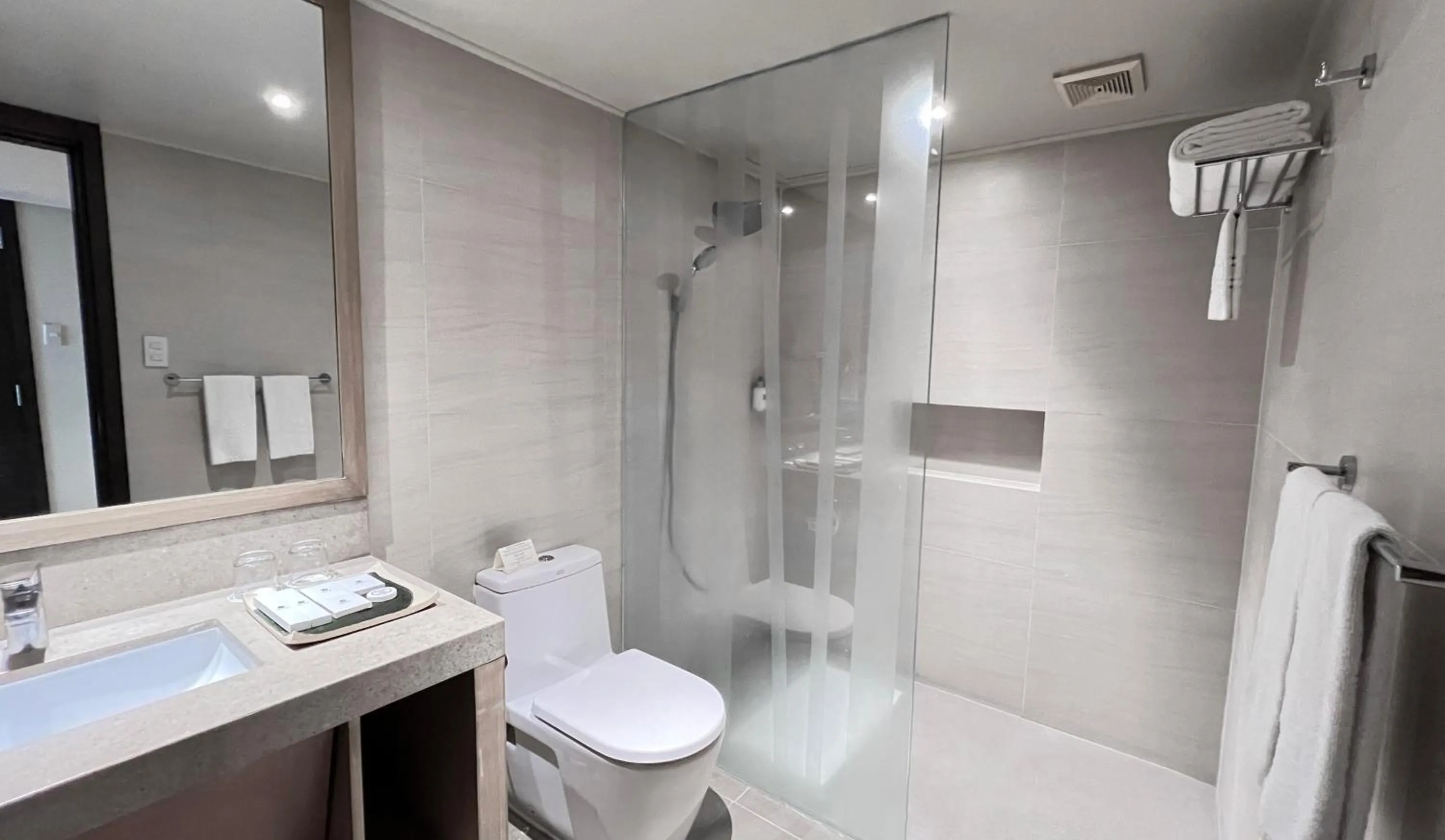 Toilet in Taal Vista Hotel