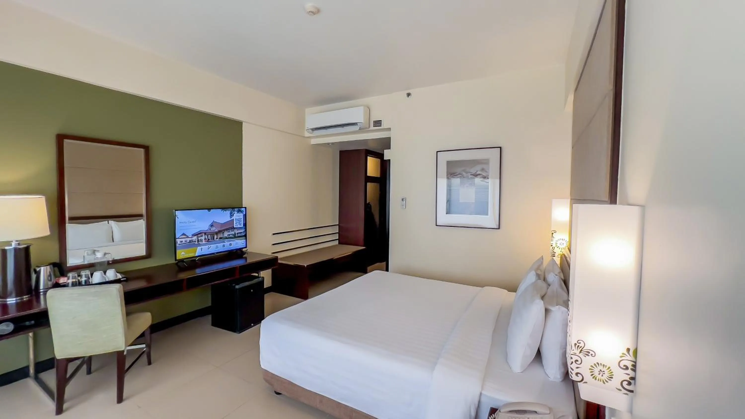 Bedroom, Bed in Taal Vista Hotel