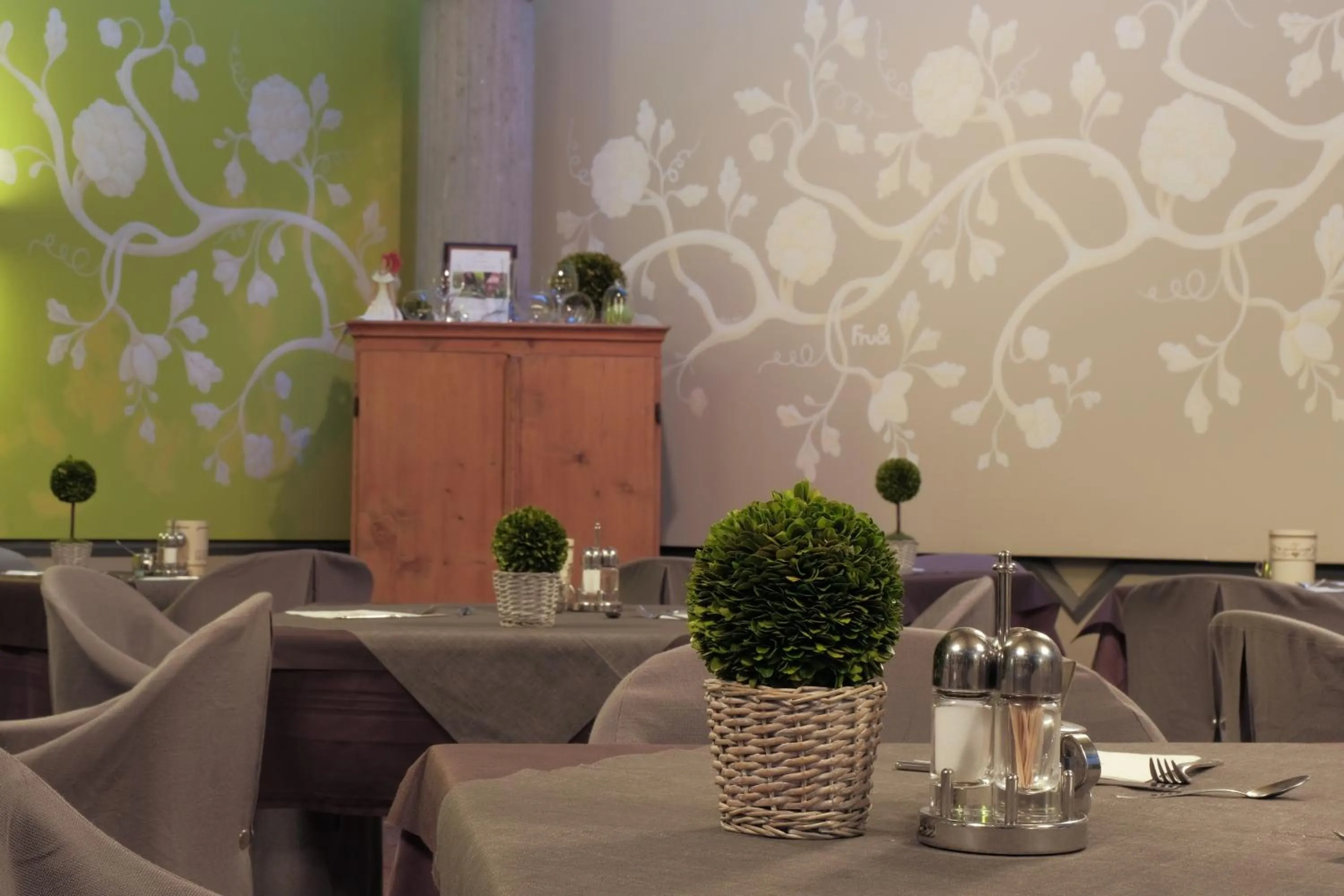 Restaurant/places to eat in Hotel Liberty