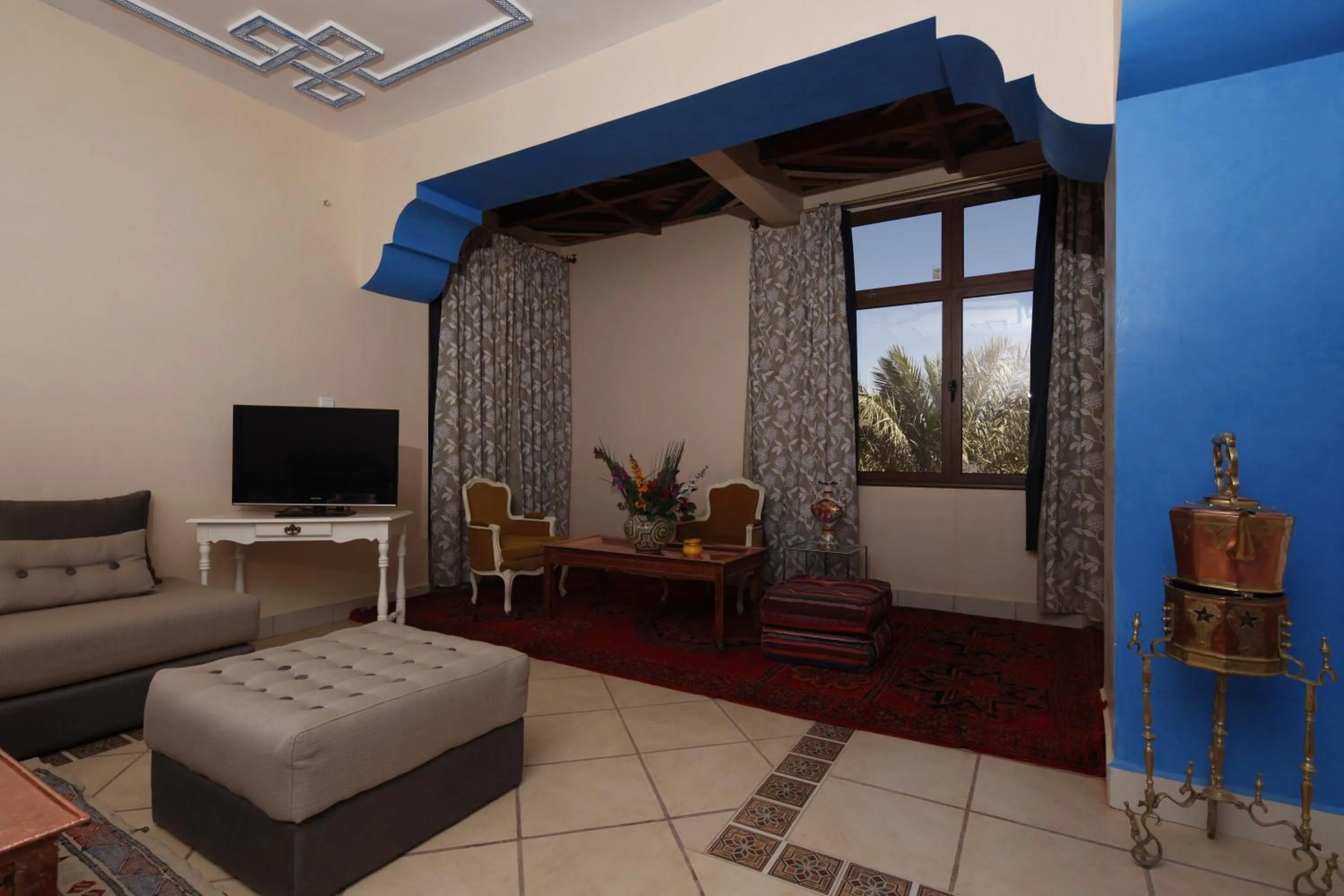 Communal lounge/ TV room in Hôtel Le Tinsouline